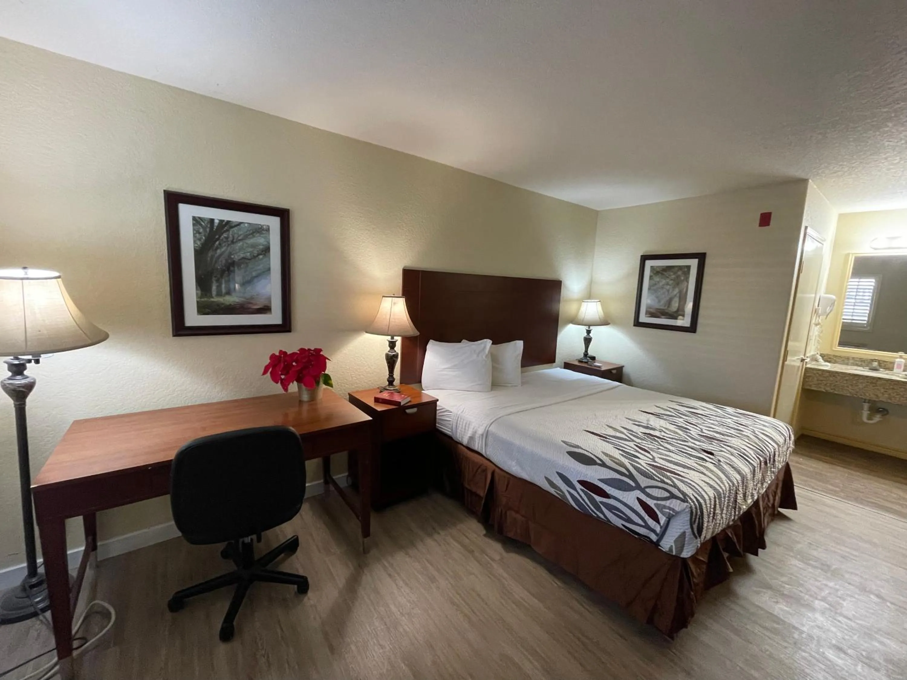 Bed in Kenedy Inn and Suites