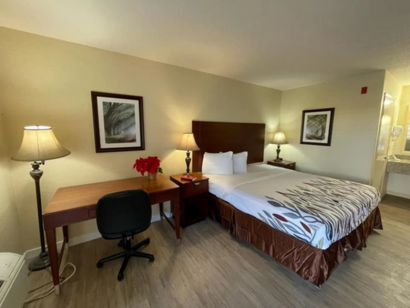 Bed in Kenedy Inn and Suites
