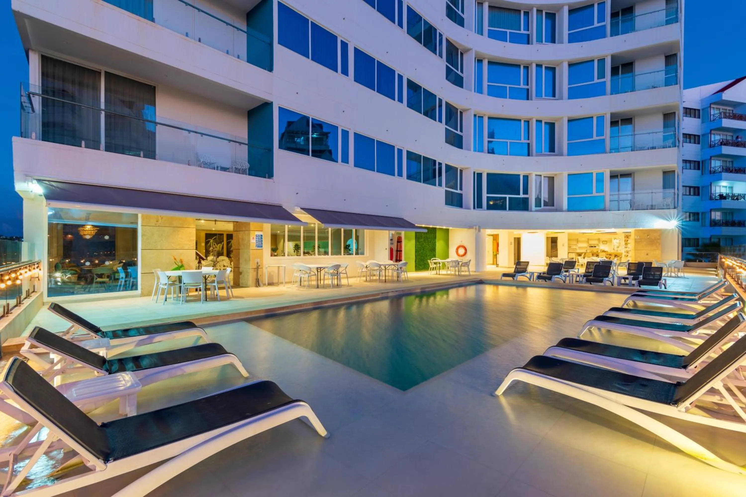 Swimming pool in Samawi Hotel