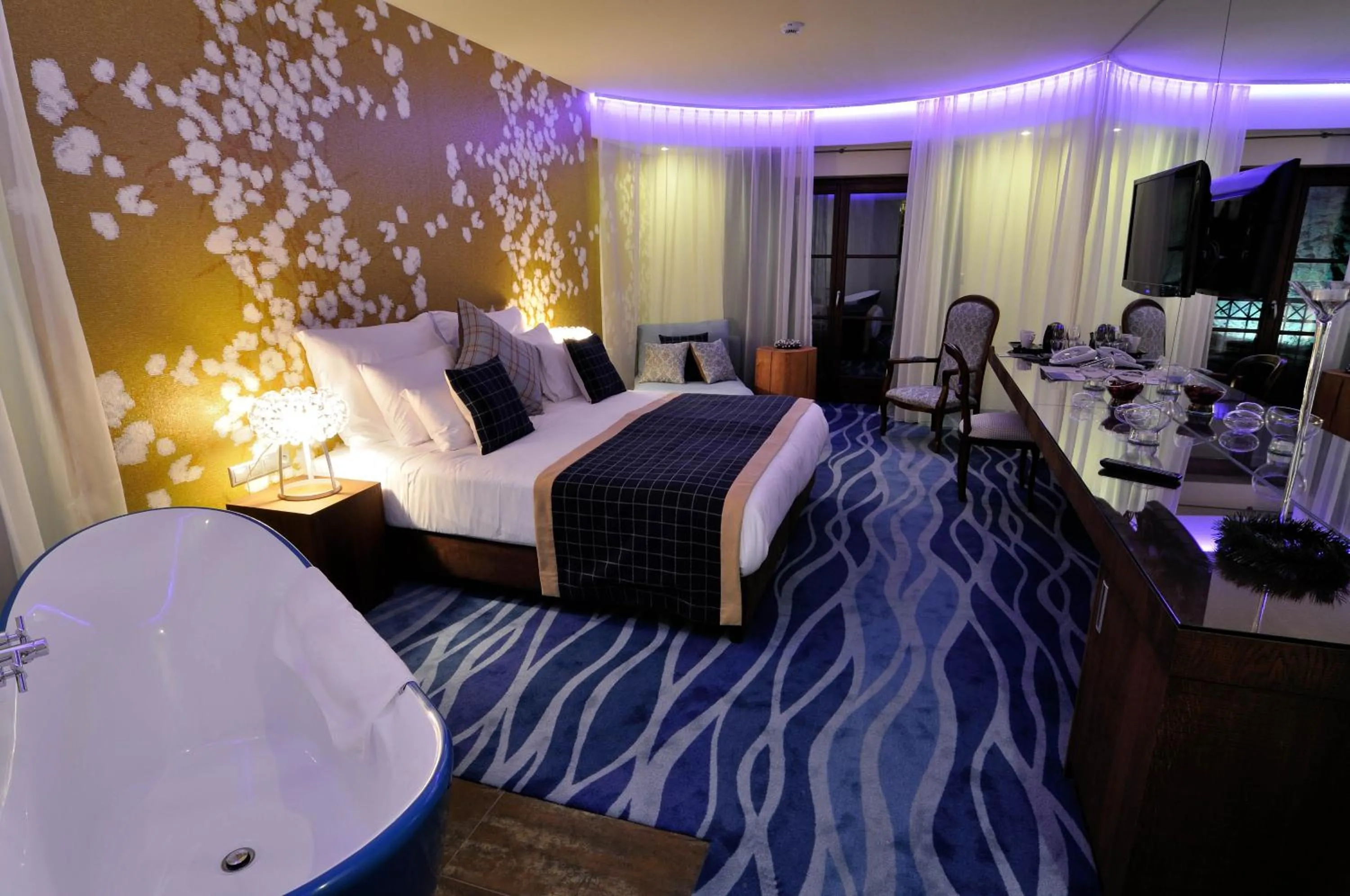 Bed in Hotel Cascade Resort & Spa