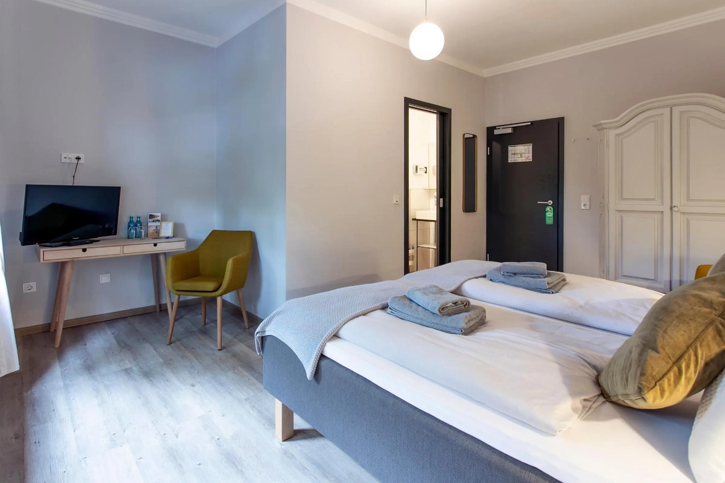 Photo of the whole room, Bed in Schlosshotel Braunfels & Himmelreich