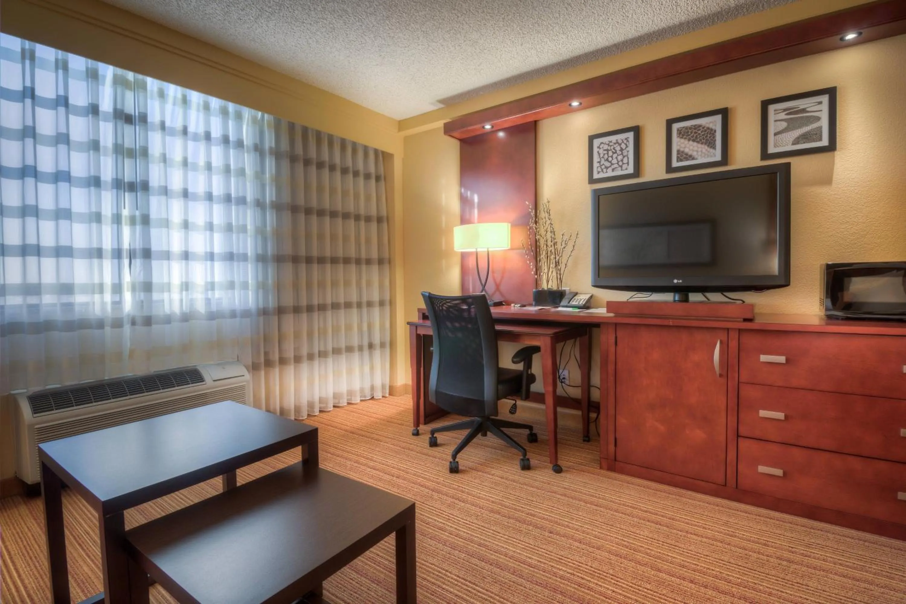 Photo of the whole room in Courtyard by Marriott Killeen