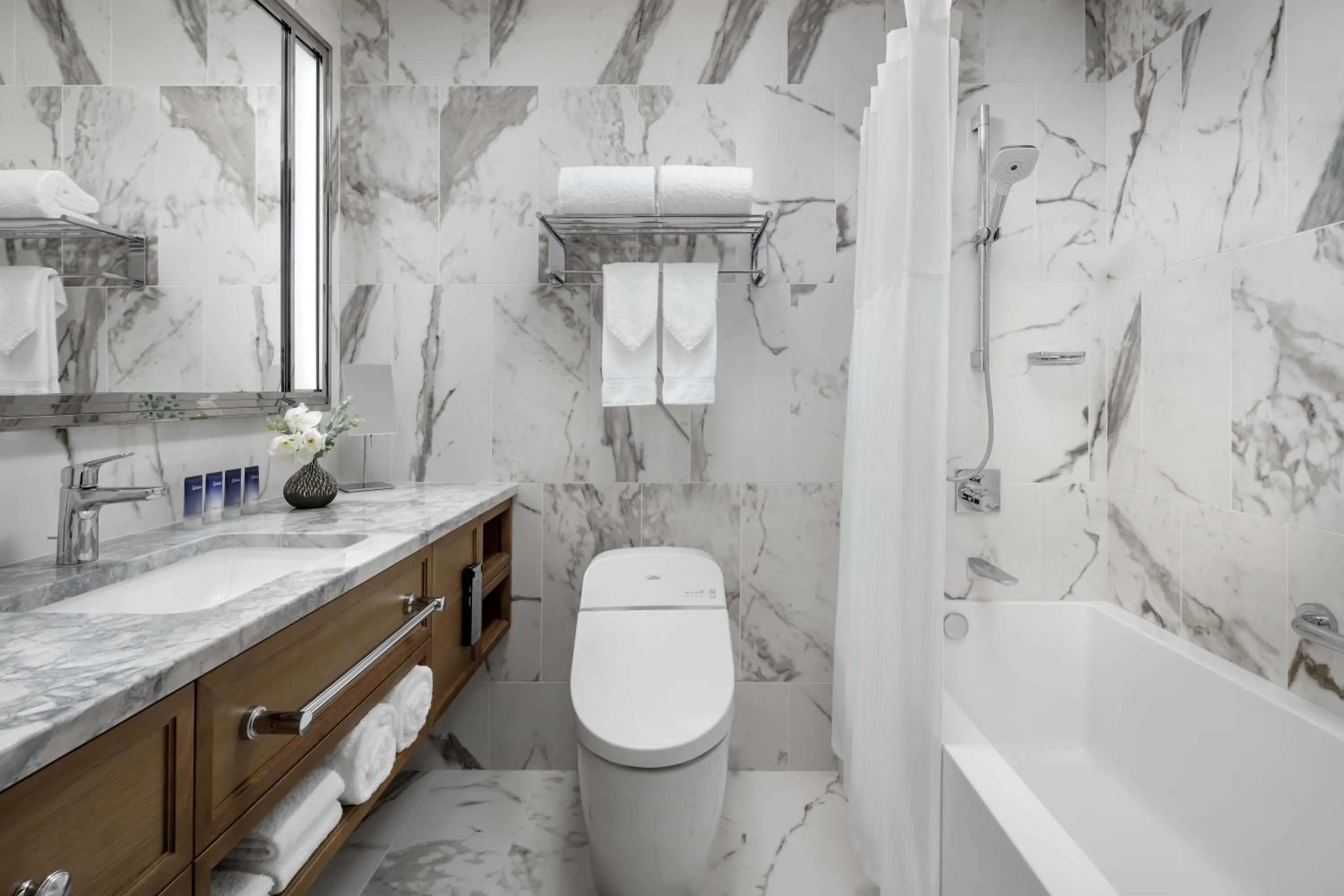 Halepuna Waikiki by Halekulani - NO RESORT FEE