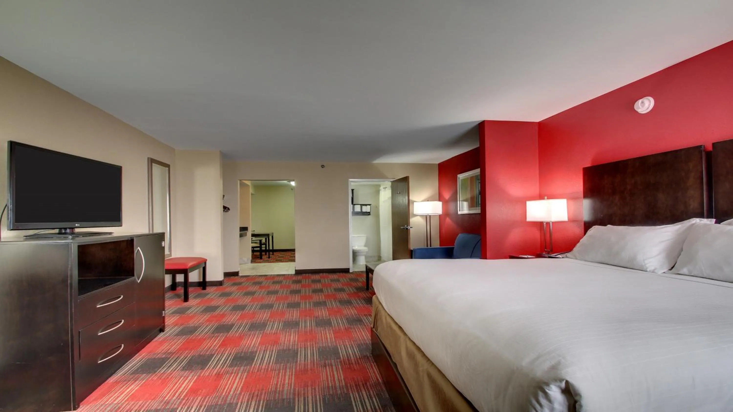 Photo of the whole room, Bed in Holiday Inn Express & Suites Jackson Downtown - Coliseum by IHG