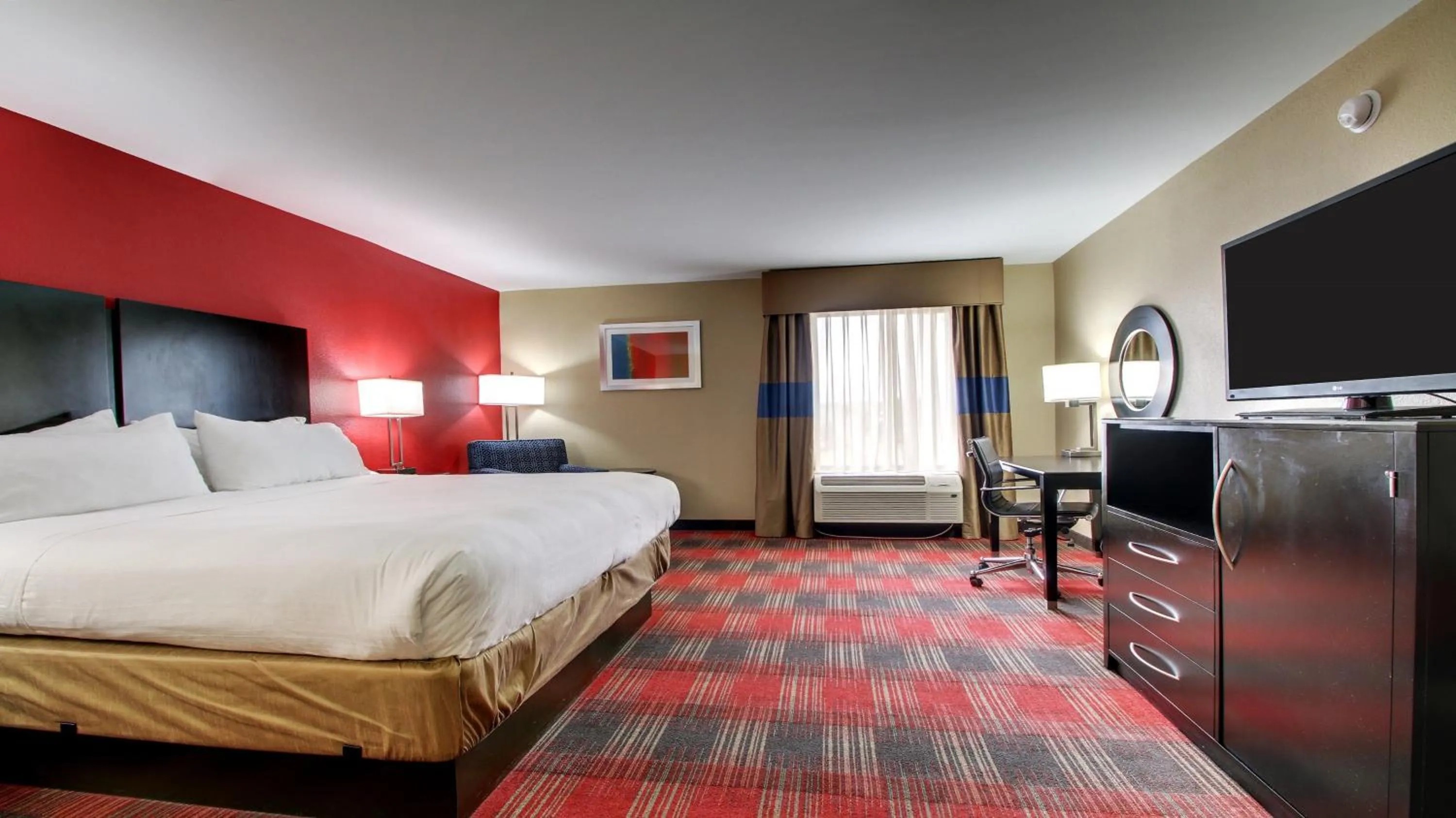 Photo of the whole room, Bed in Holiday Inn Express & Suites Jackson Downtown - Coliseum by IHG