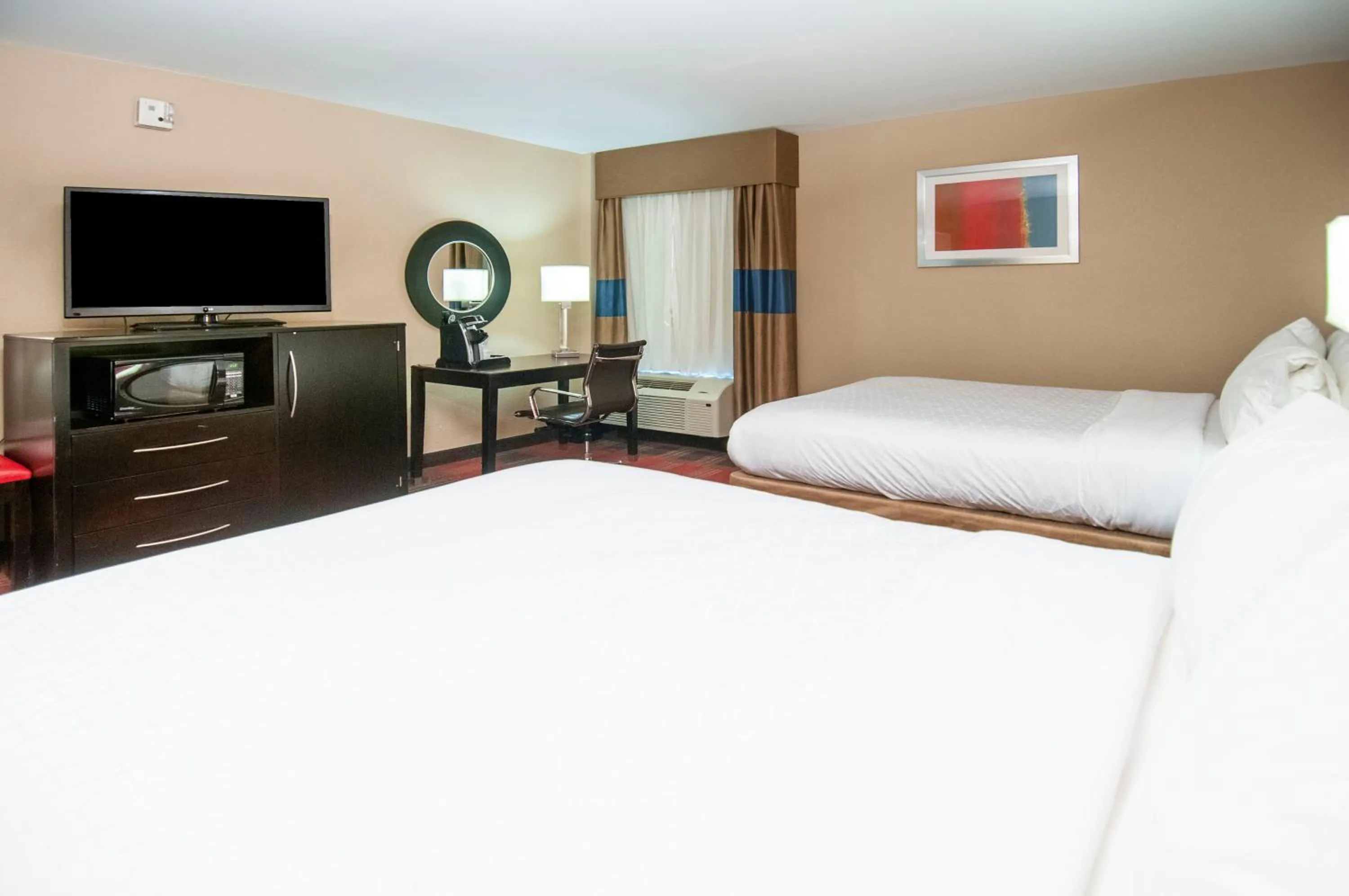 Bed in Holiday Inn Express & Suites Jackson Downtown - Coliseum by IHG
