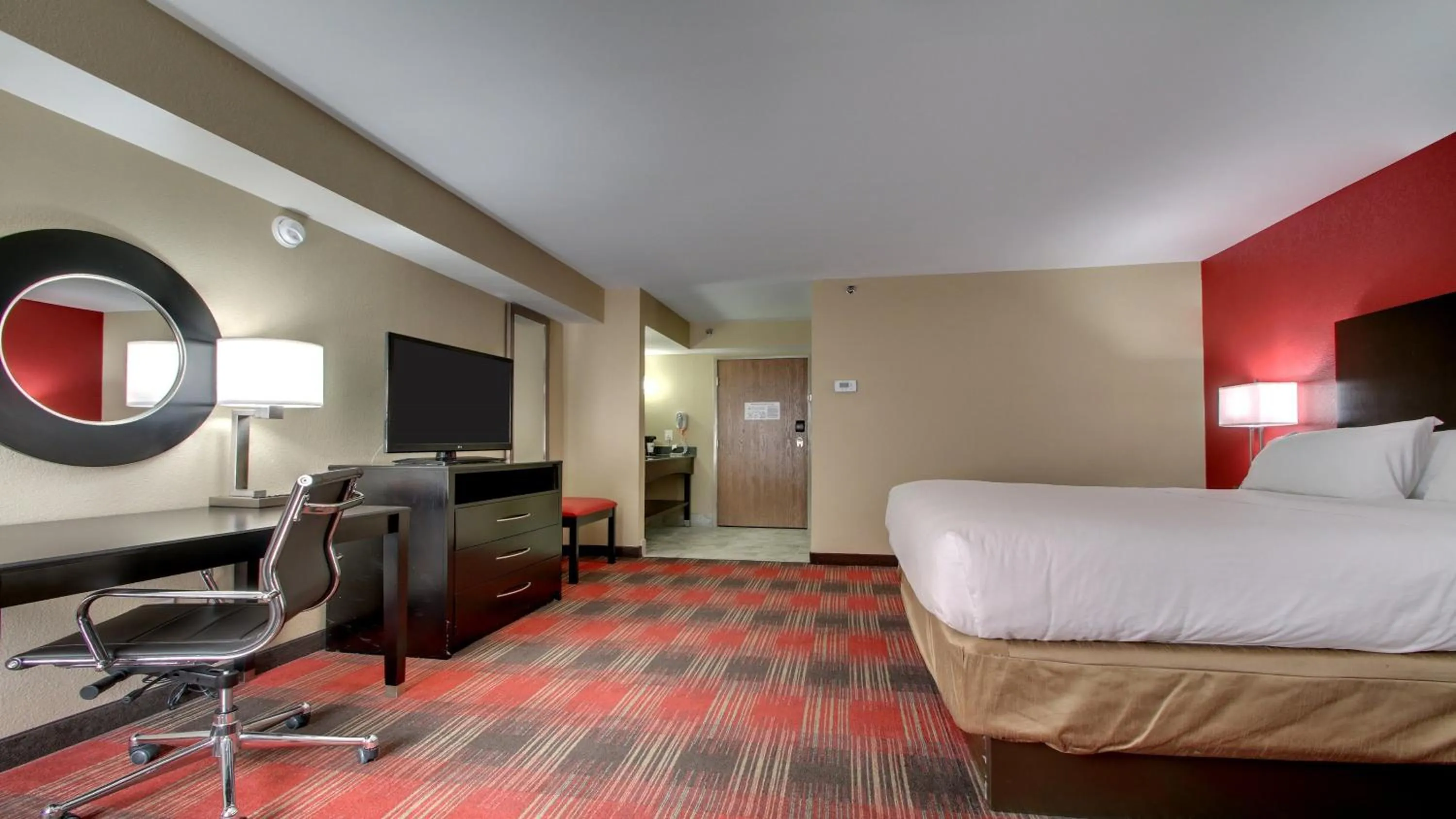 Photo of the whole room, Bed in Holiday Inn Express & Suites Jackson Downtown - Coliseum by IHG