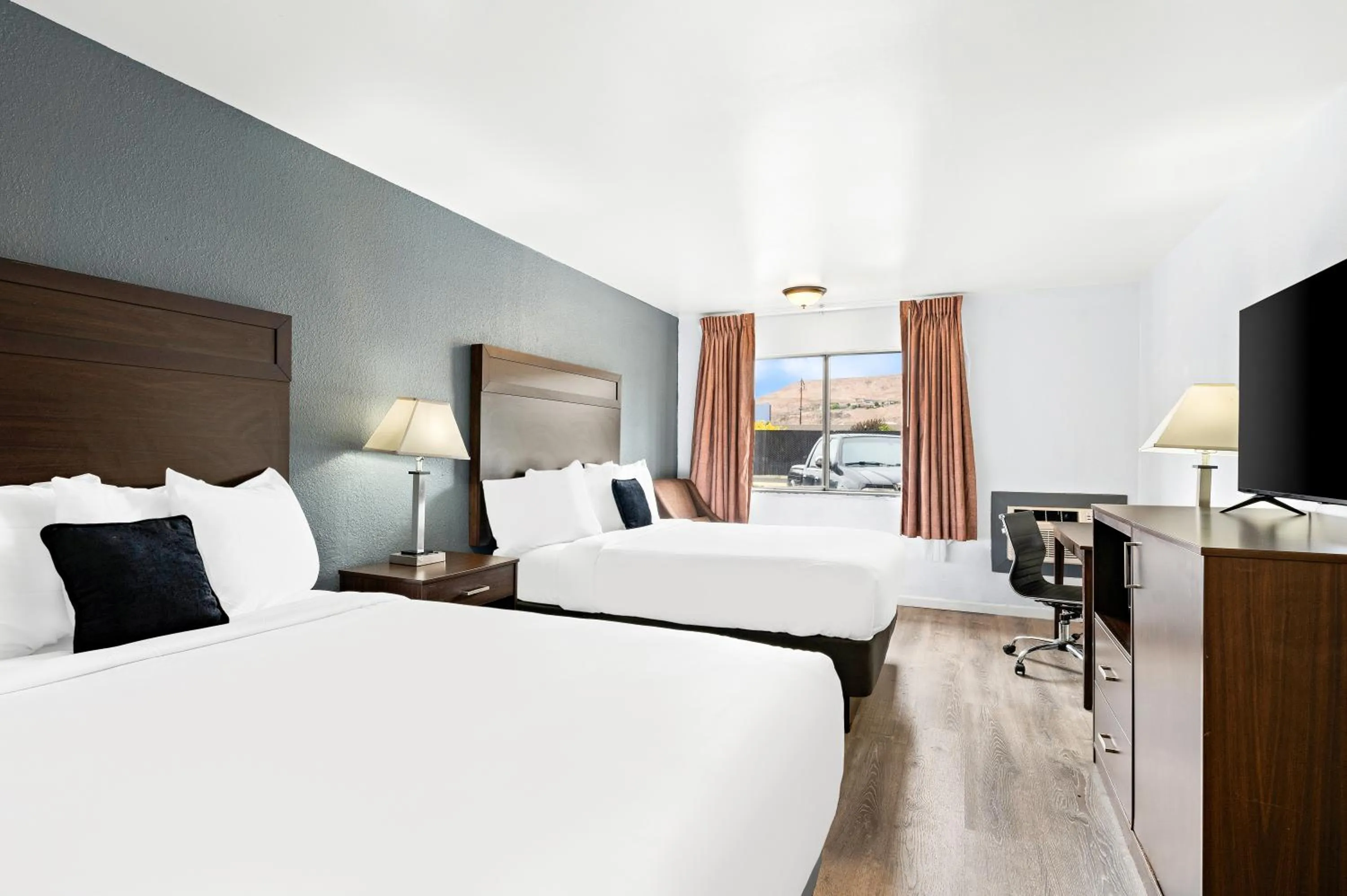 TV and multimedia, Bed in Red Lion Inn & Suites Yakima