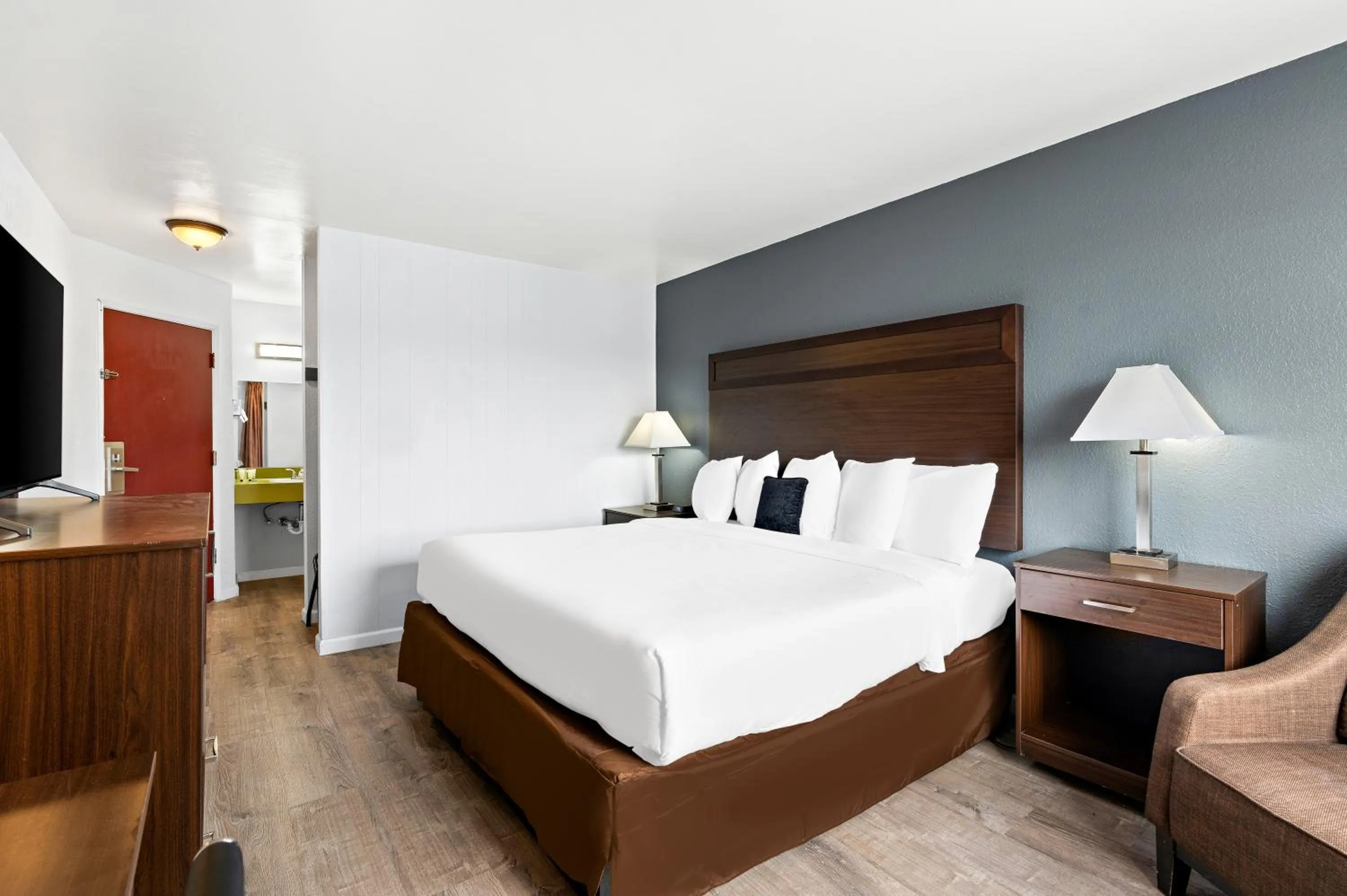 Bed in Red Lion Inn & Suites Yakima