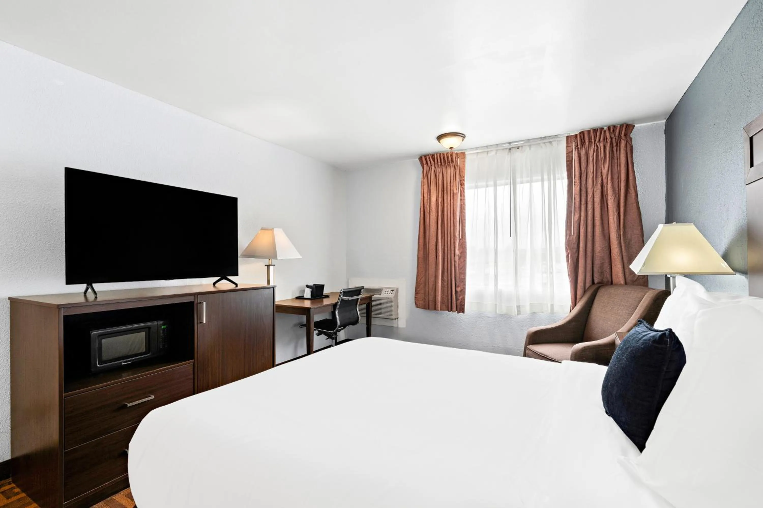 TV and multimedia, Bed in Red Lion Inn & Suites Yakima