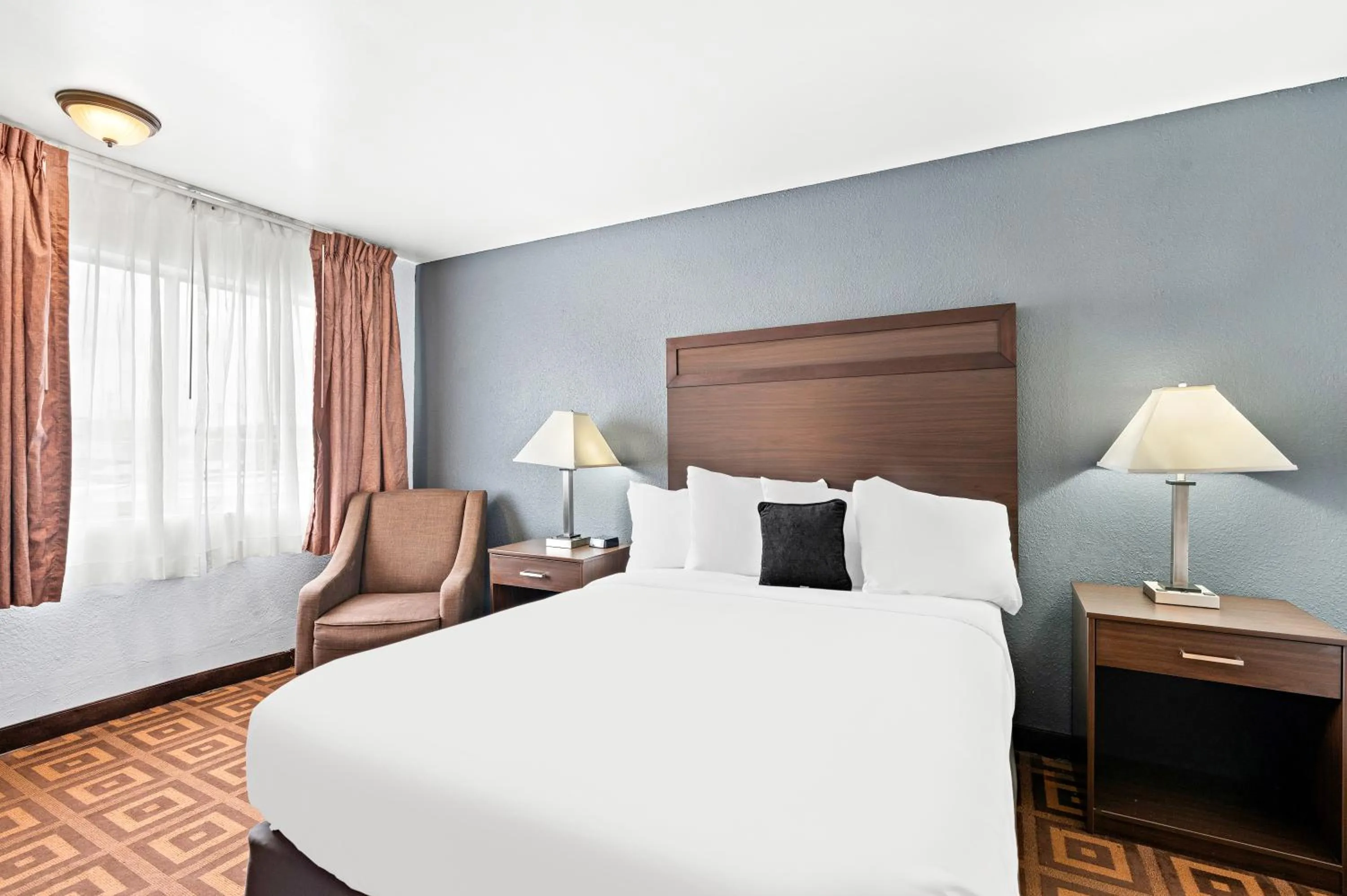 Bed in Red Lion Inn & Suites Yakima