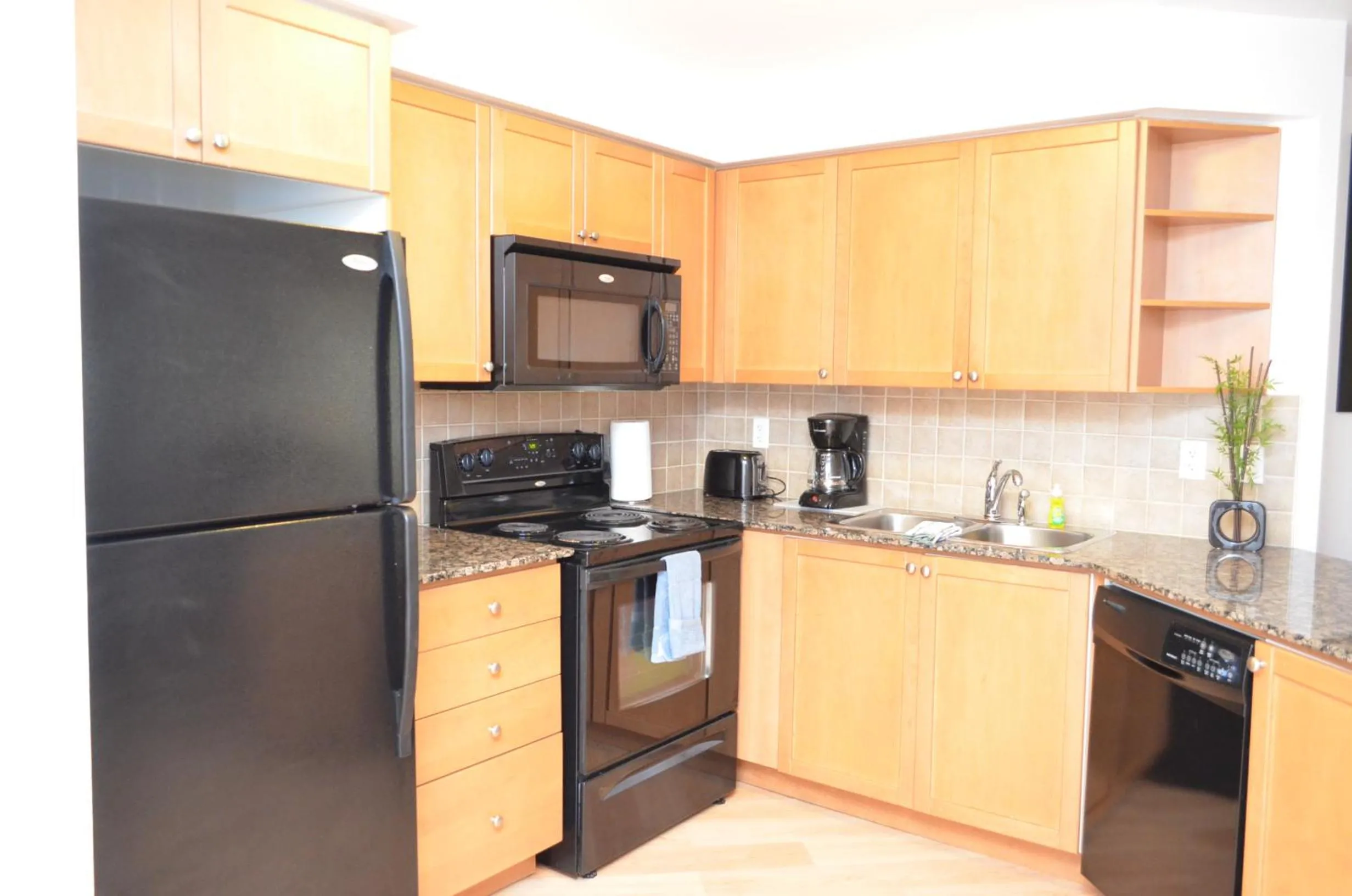Coffee/tea facilities in Bombay Suites Mississauga