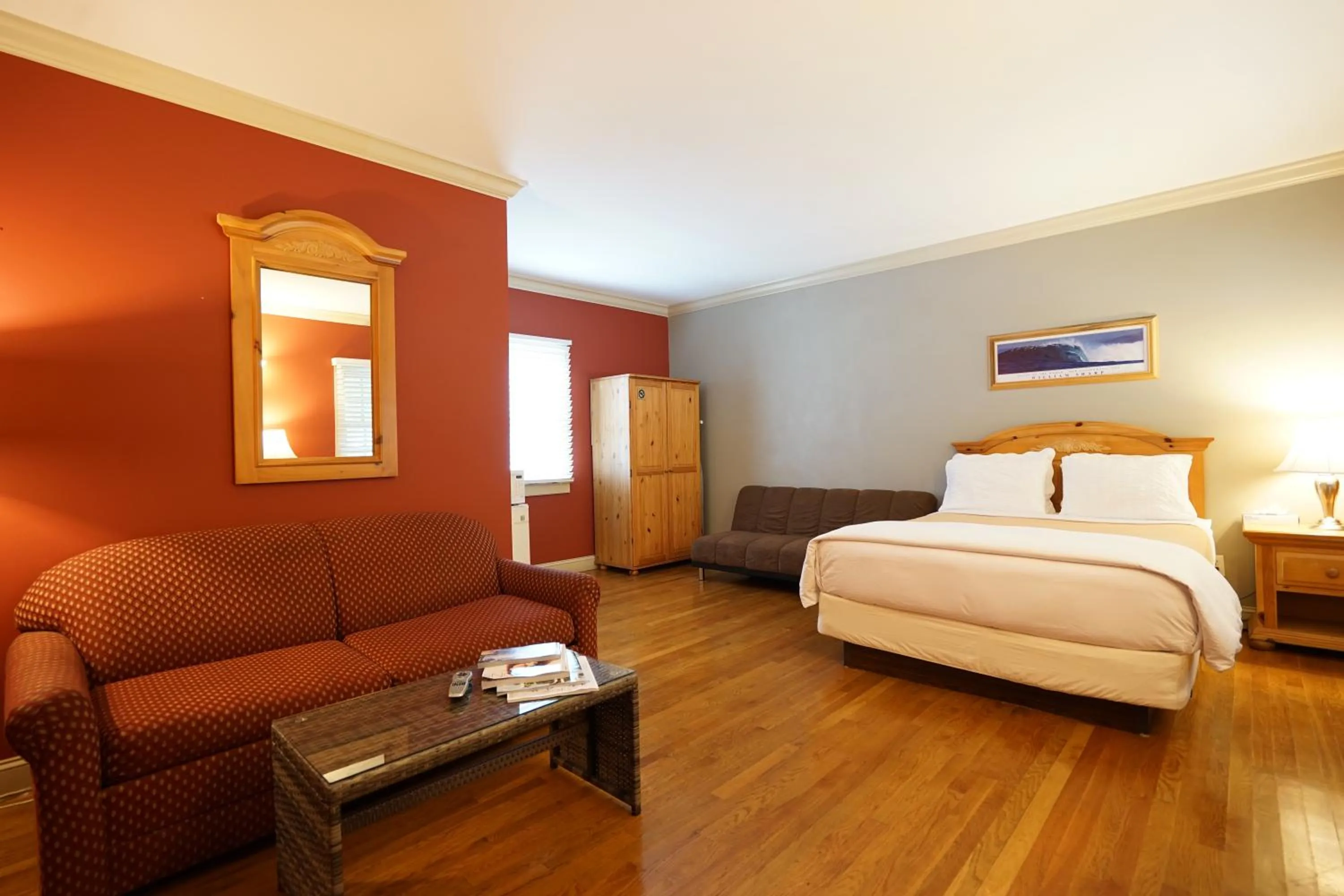 Photo of the whole room, Bed in Southampton Long Island Hotel