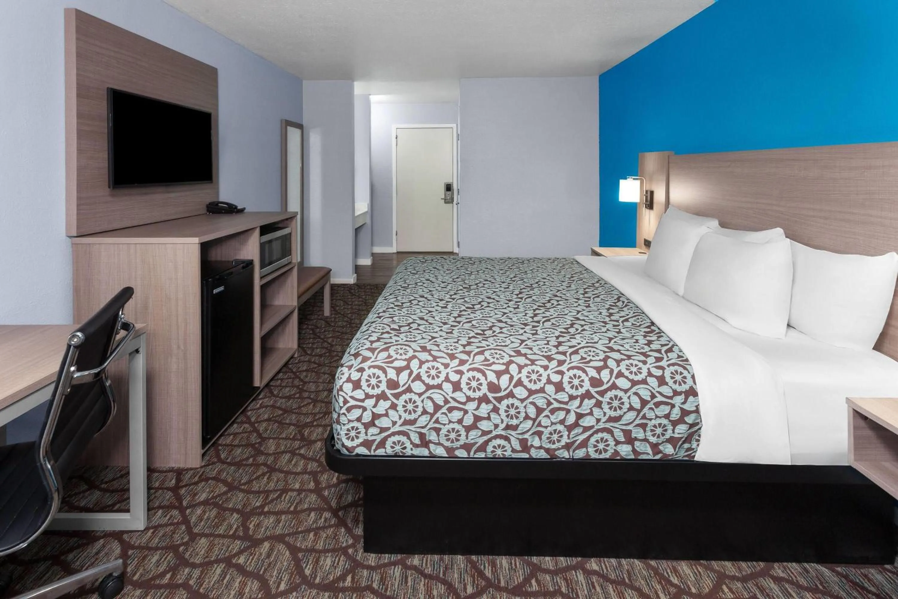 Photo of the whole room, Bed in Baymont by Wyndham Manistee