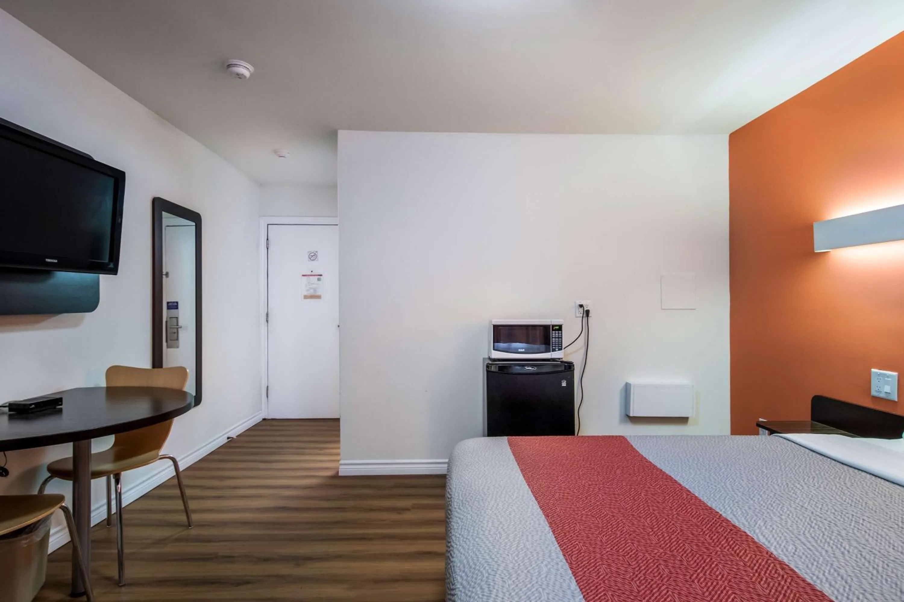 Photo of the whole room, Bed in Motel 6-Sudbury, ON