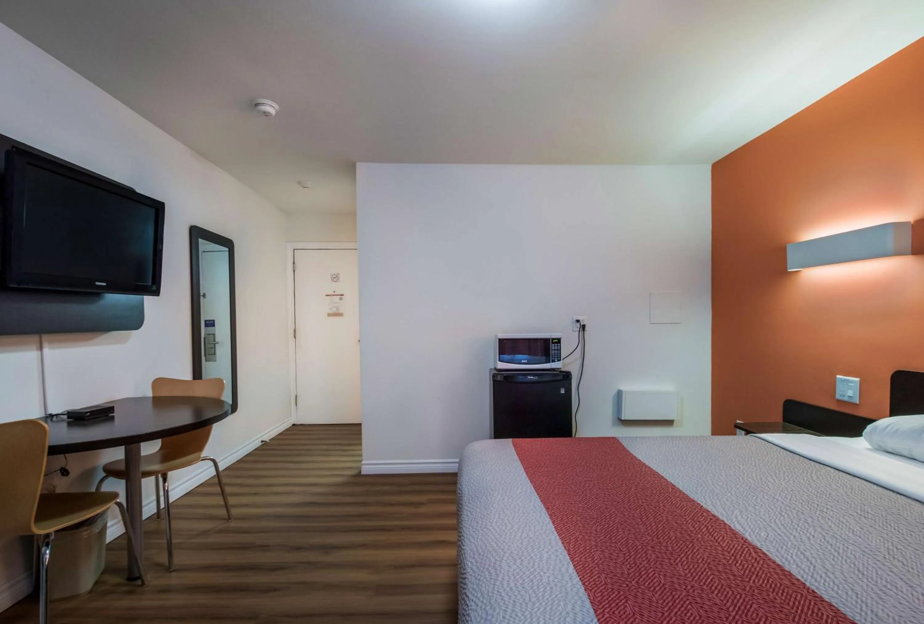 Photo of the whole room, Bed in Motel 6-Sudbury, ON