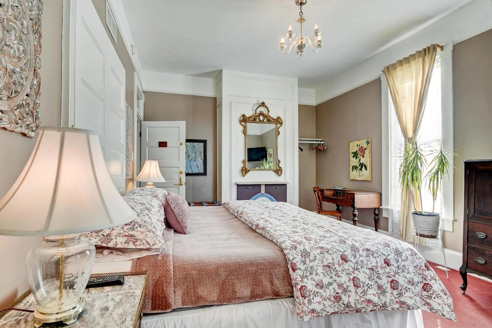 King Room with Fireplace in Prairie Guest House