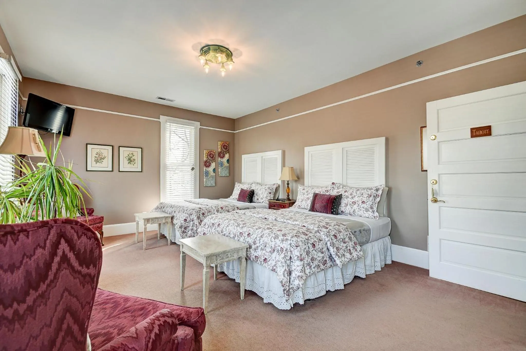 Queen Room in Prairie Guest House