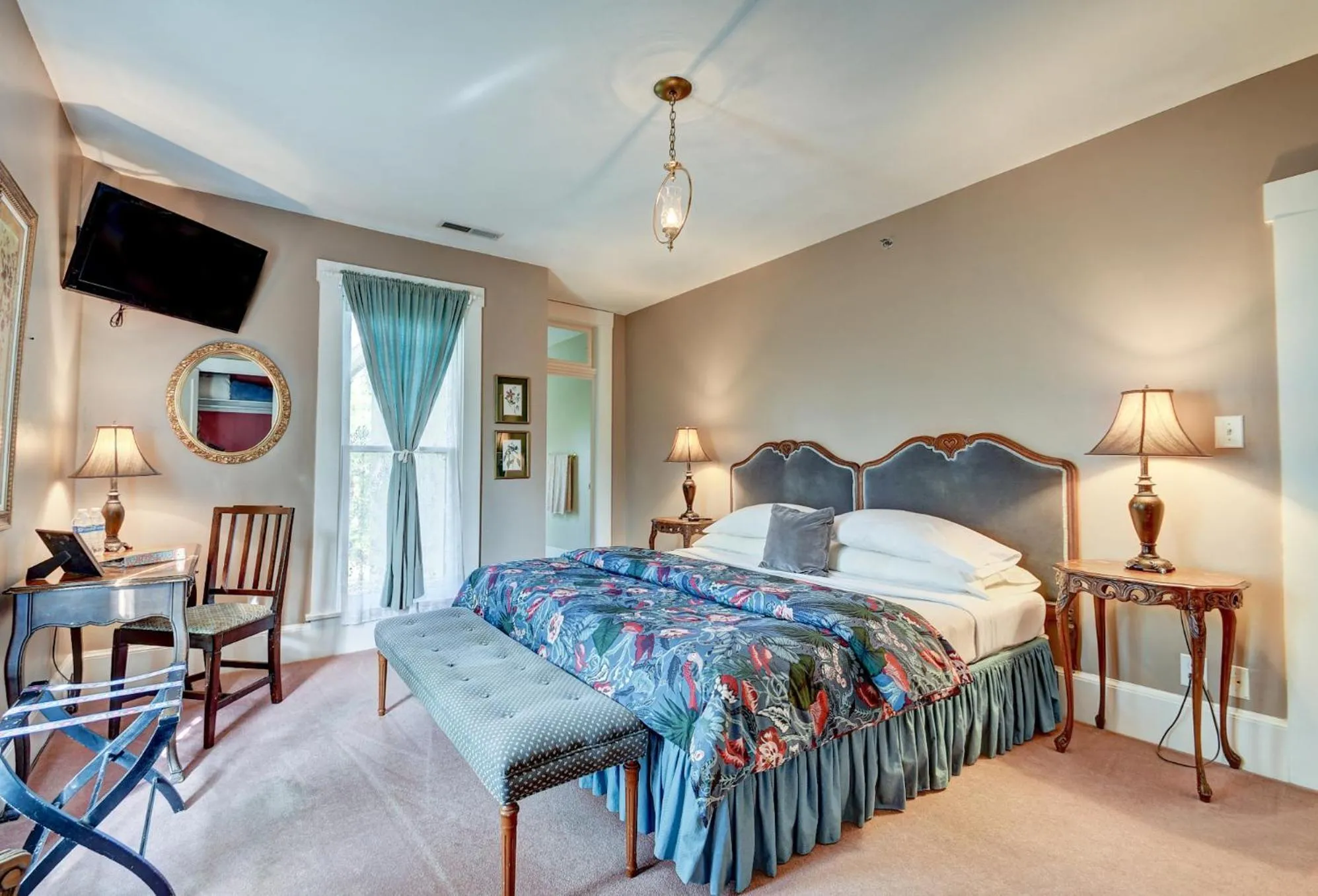 Deluxe King Room in Prairie Guest House