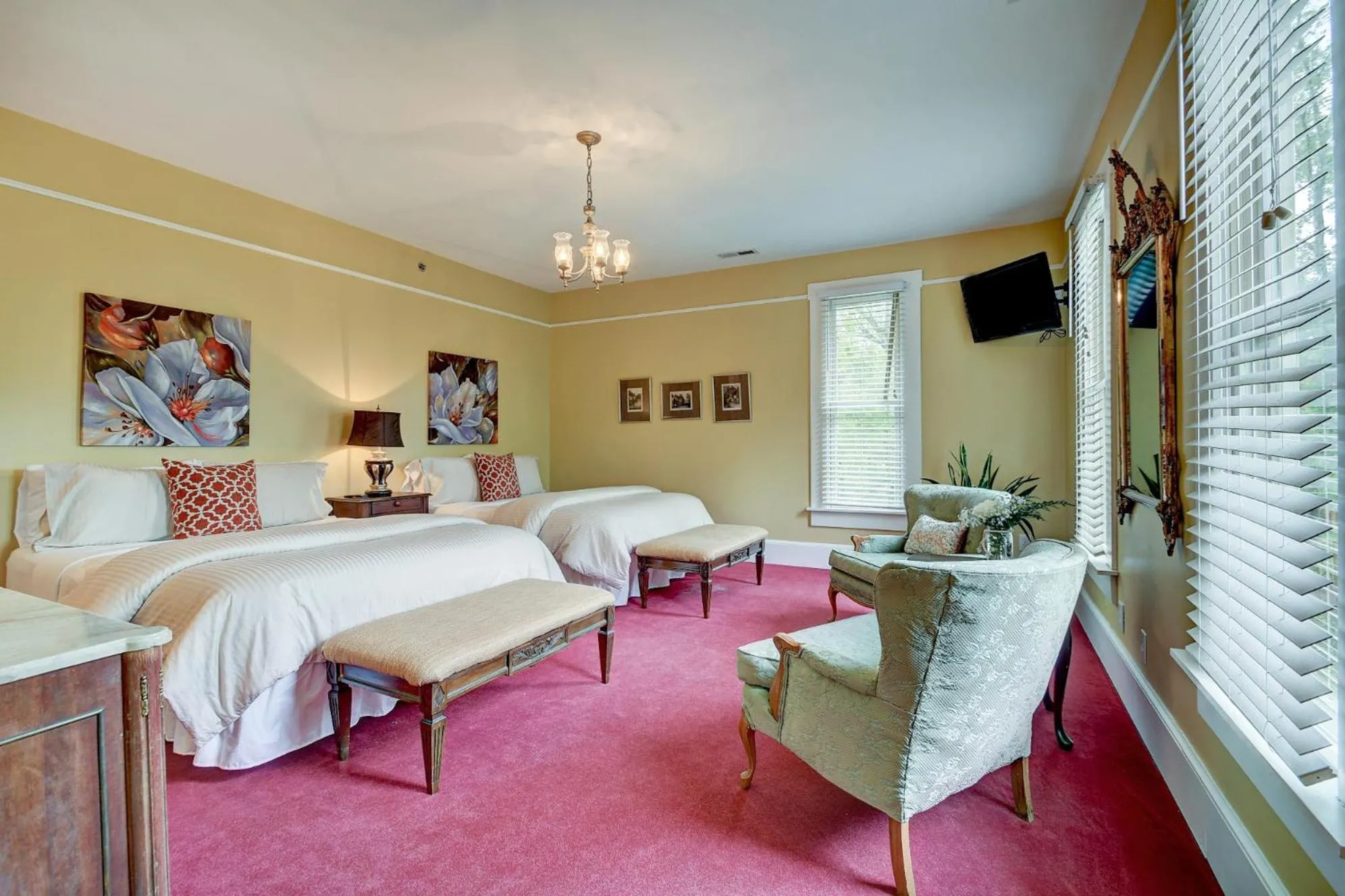 Queen Room with Two Queen Beds in Prairie Guest House