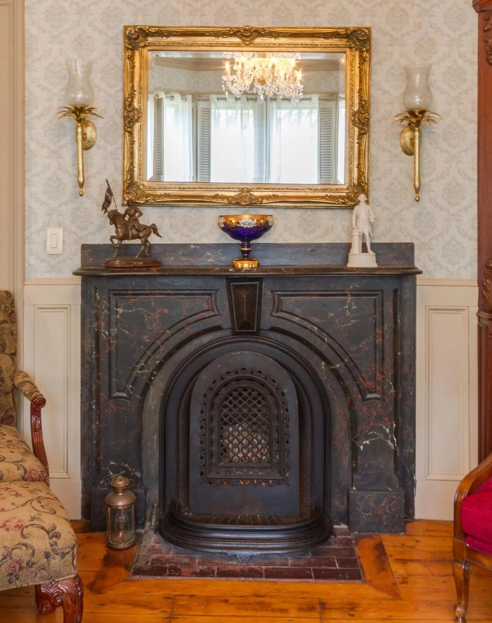 Decorative detail in Captain Nickels Inn