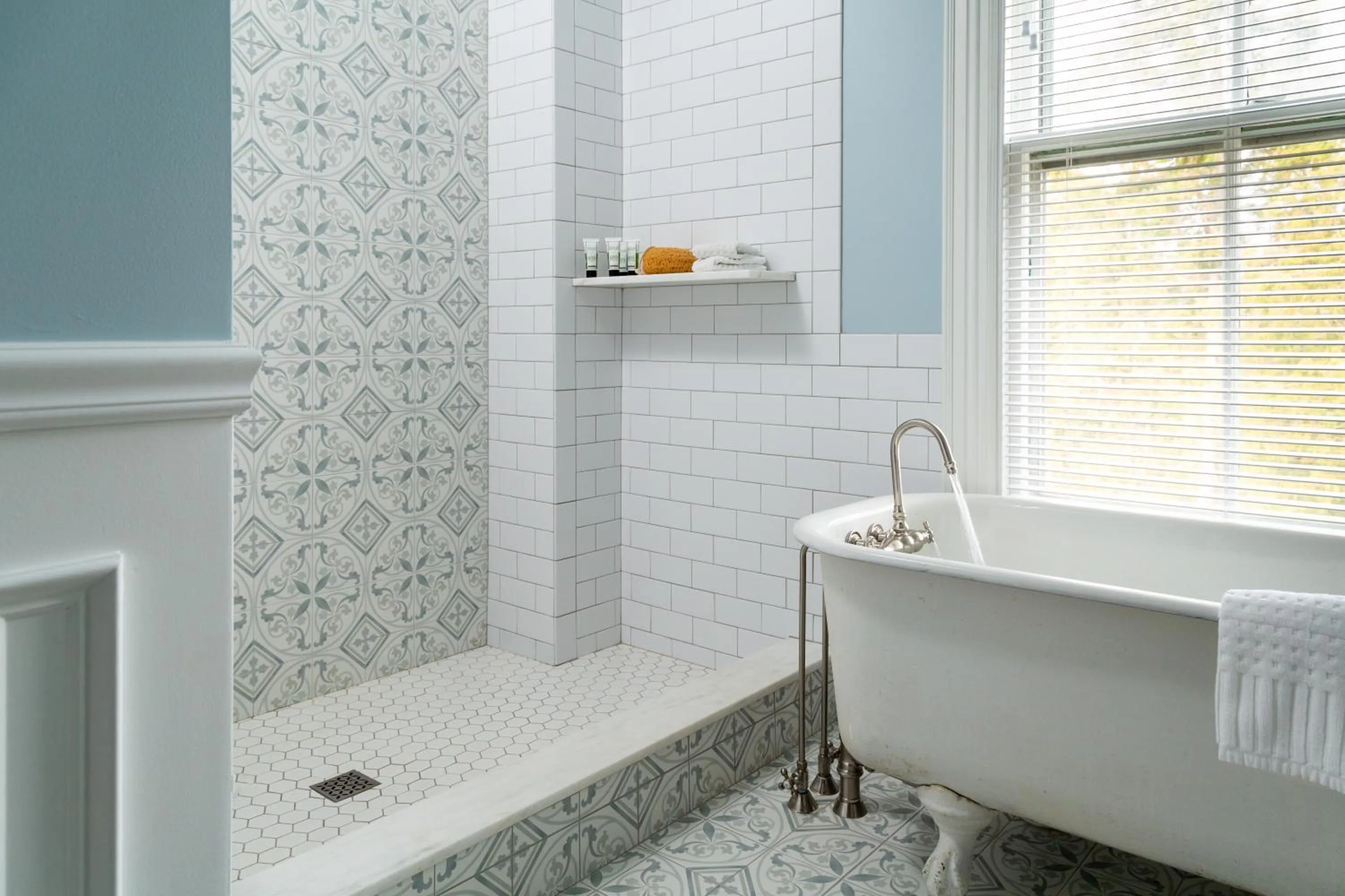 Bathroom in Captain Nickels Inn