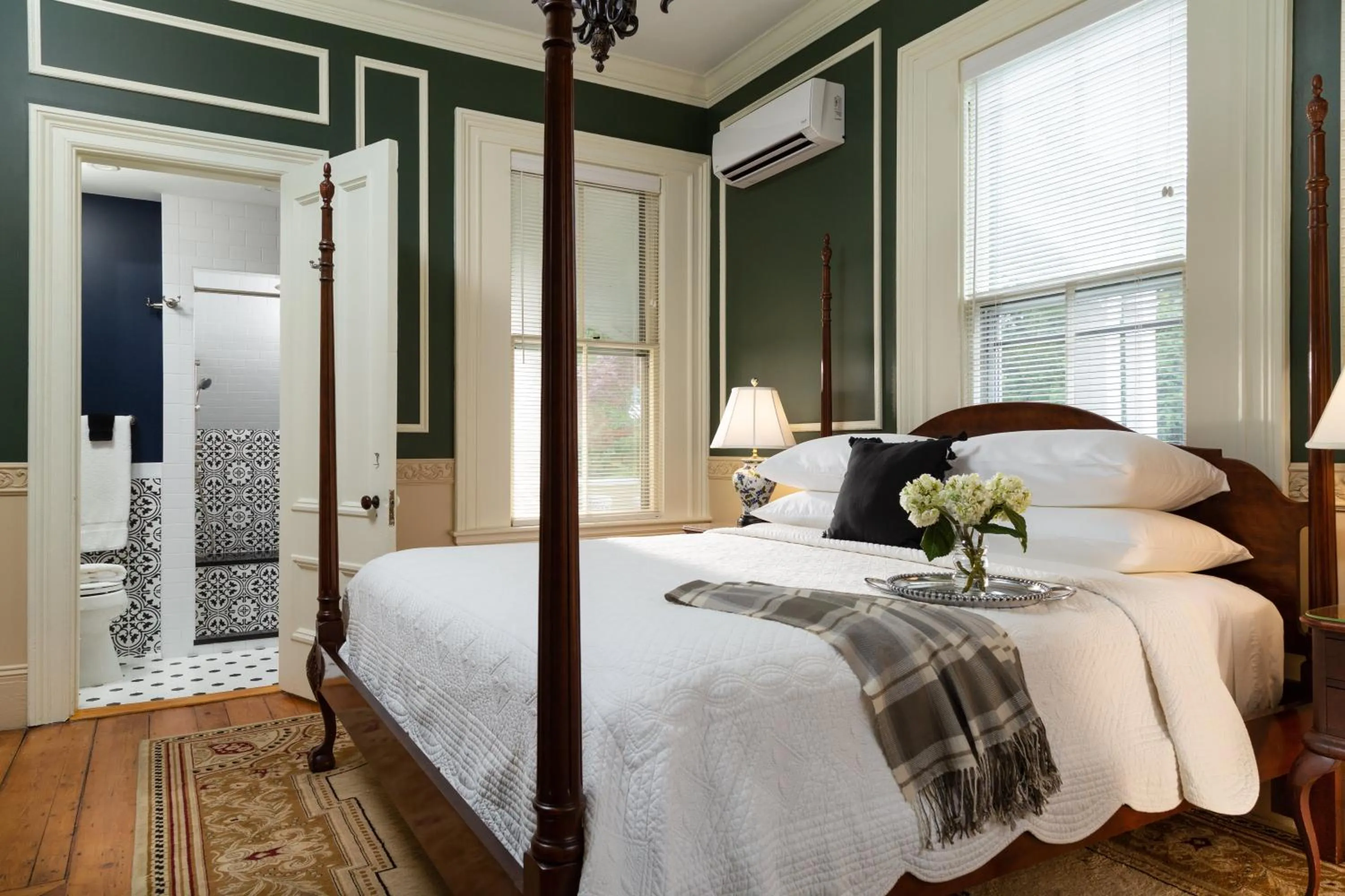 Bedroom in Captain Nickels Inn