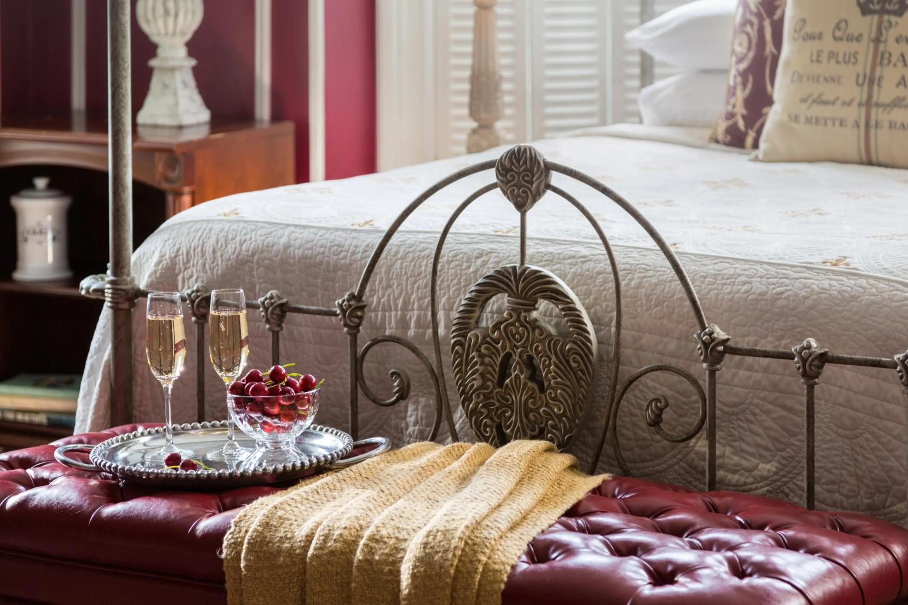 Bed in Captain Nickels Inn