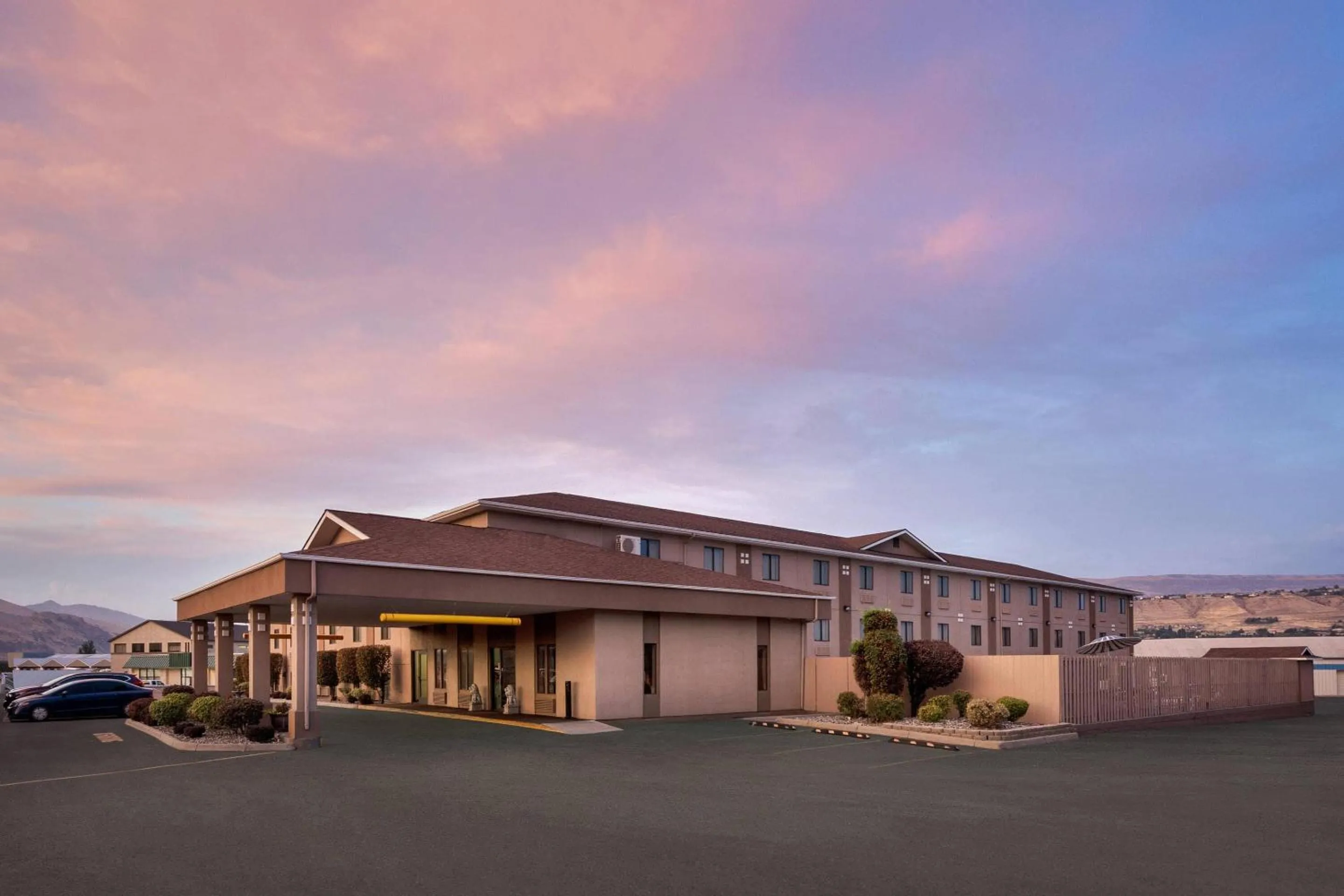Property building in Quality Inn Wenatchee-Leavenworth