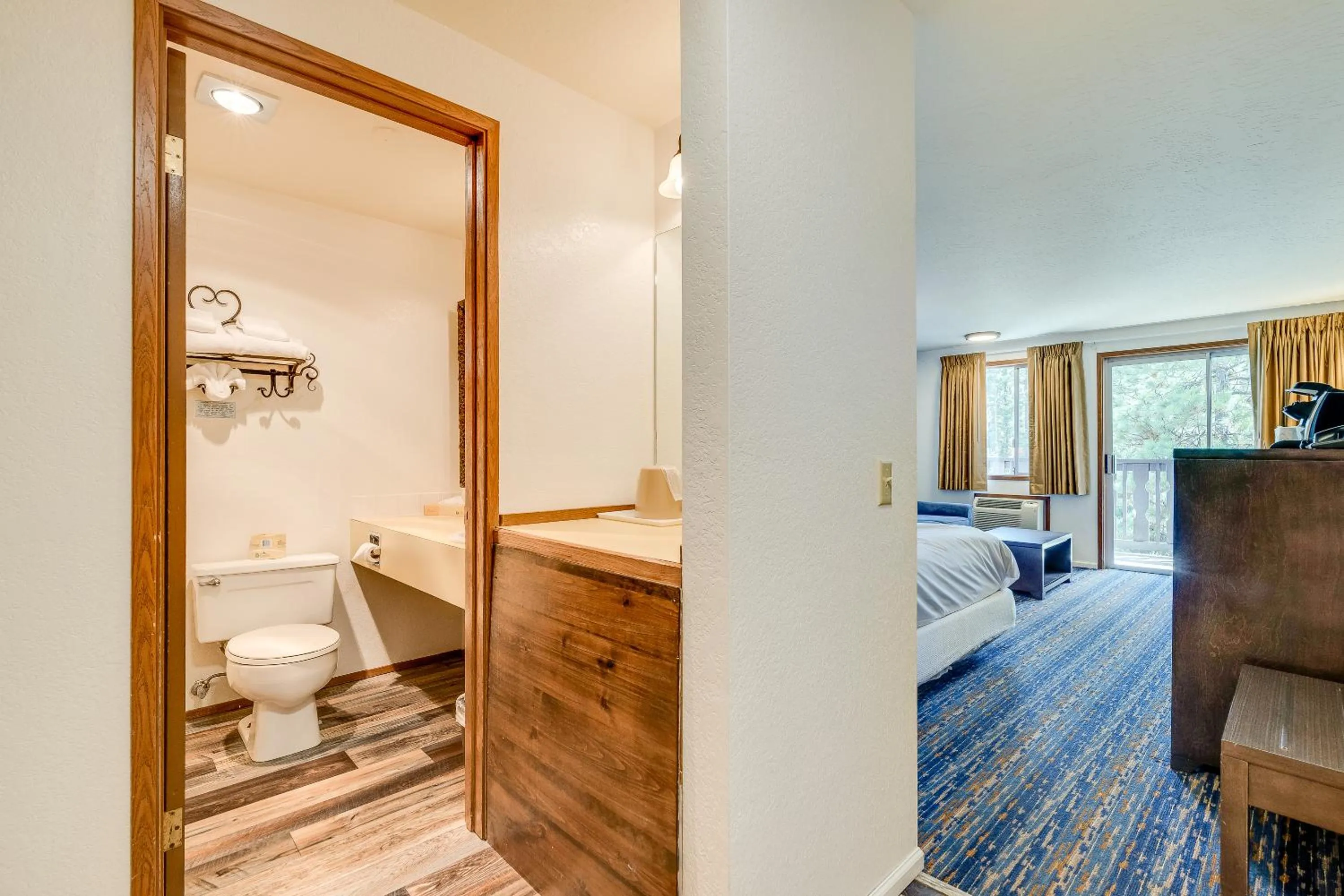 Bed in Alpine Rivers Inn