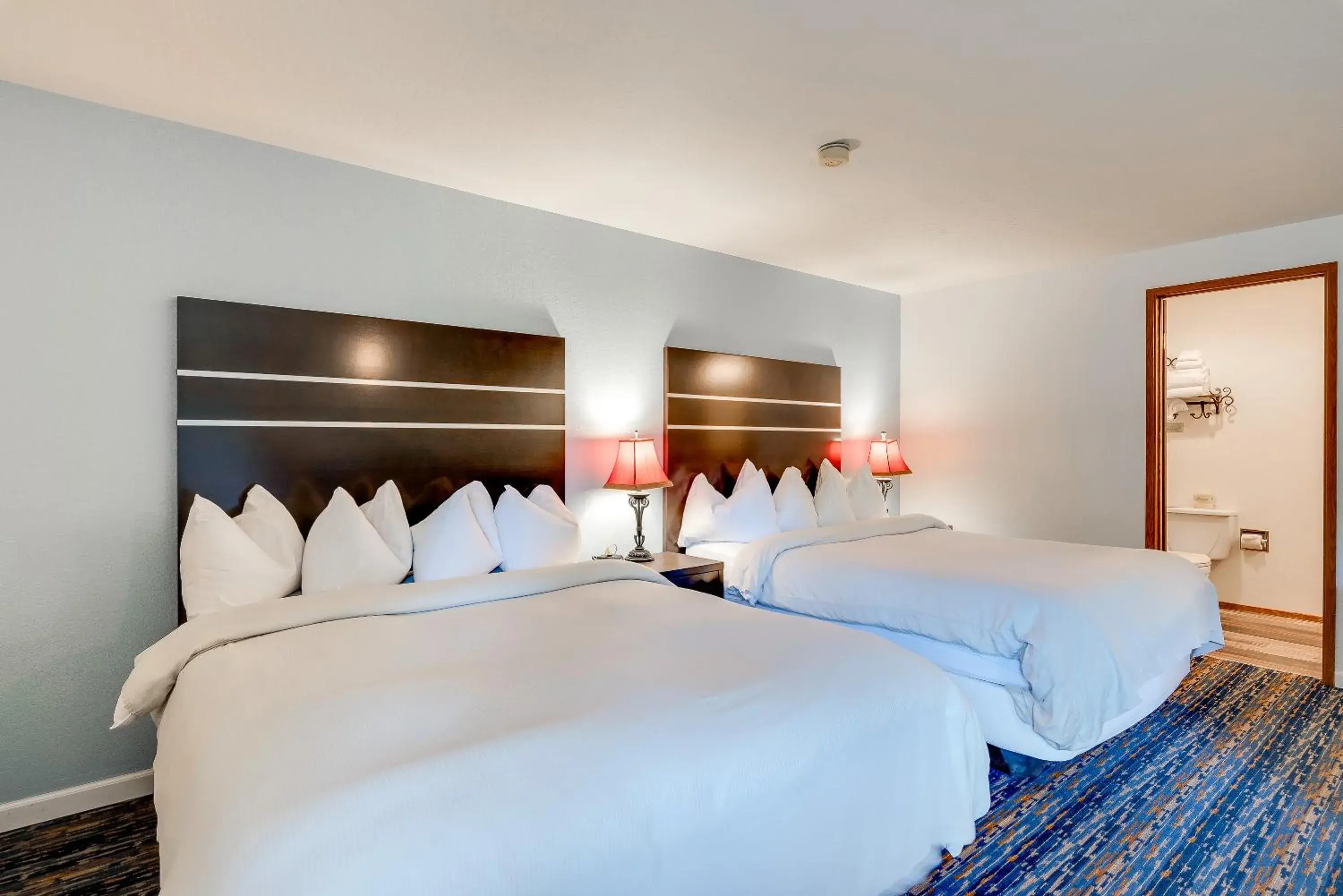 Queen Room with Two Queen Beds with Balcony and River View in Alpine Rivers Inn Queen Room with Two Queen Beds with Balcony and River View in Alpine Rivers Inn