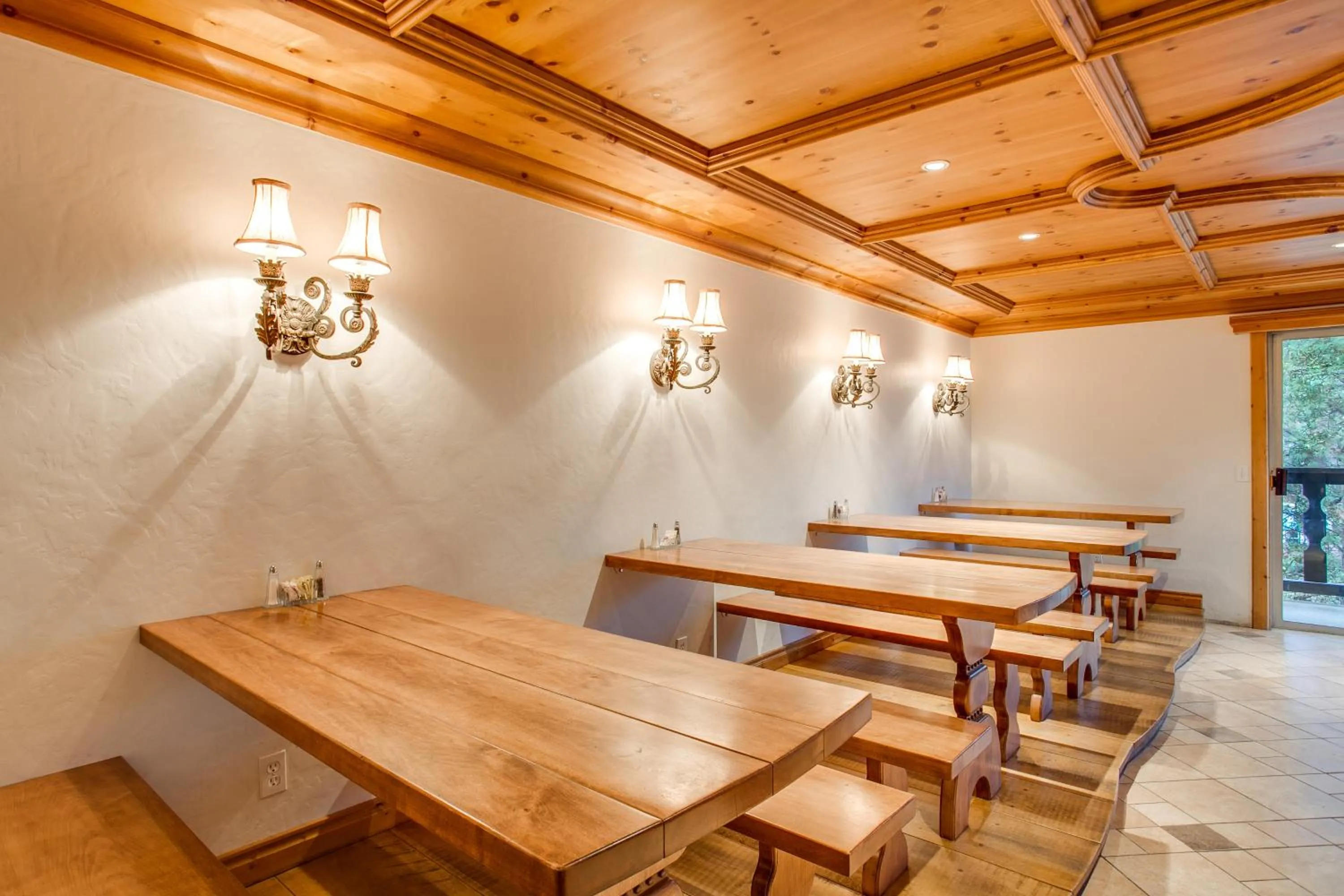 Buffet breakfast in Alpine Rivers Inn