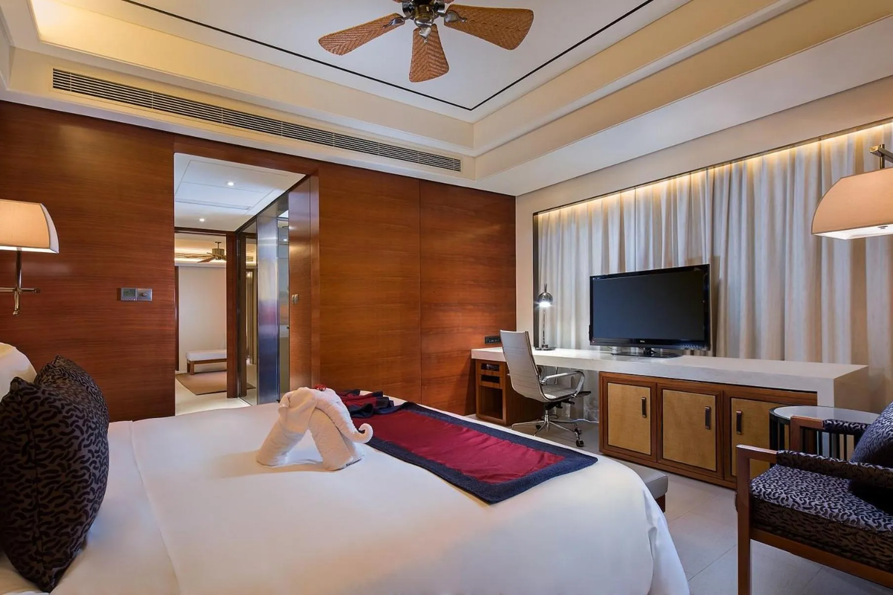 Photo of the whole room, Bed in Crowne Plaza Sanya City Center by IHG
