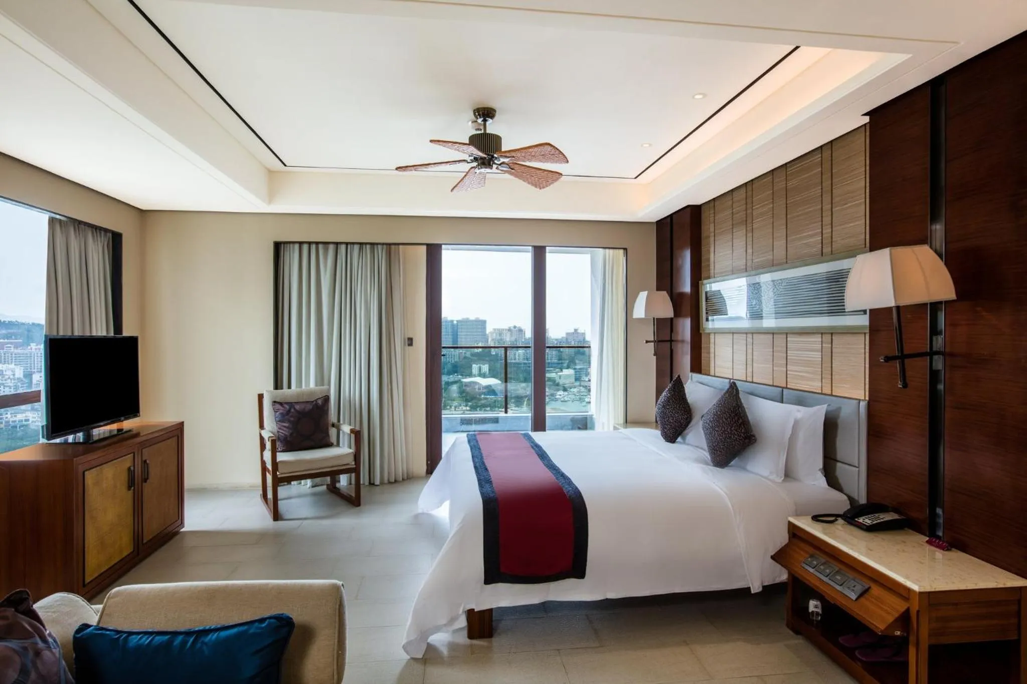 Photo of the whole room, Bed in Crowne Plaza Sanya City Center by IHG