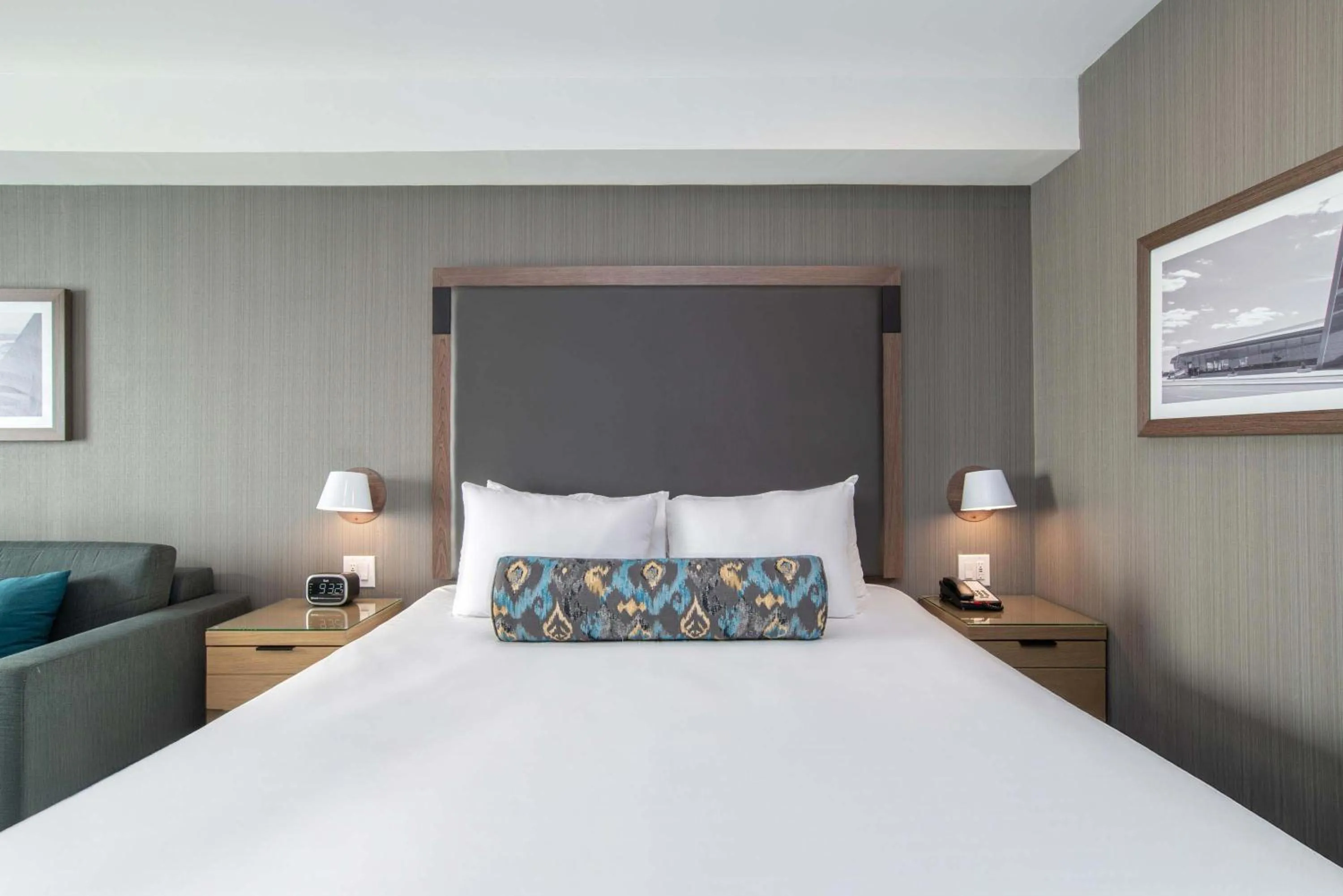 Photo of the whole room, Bed in Sandman Signature Ottawa Airport Hotel