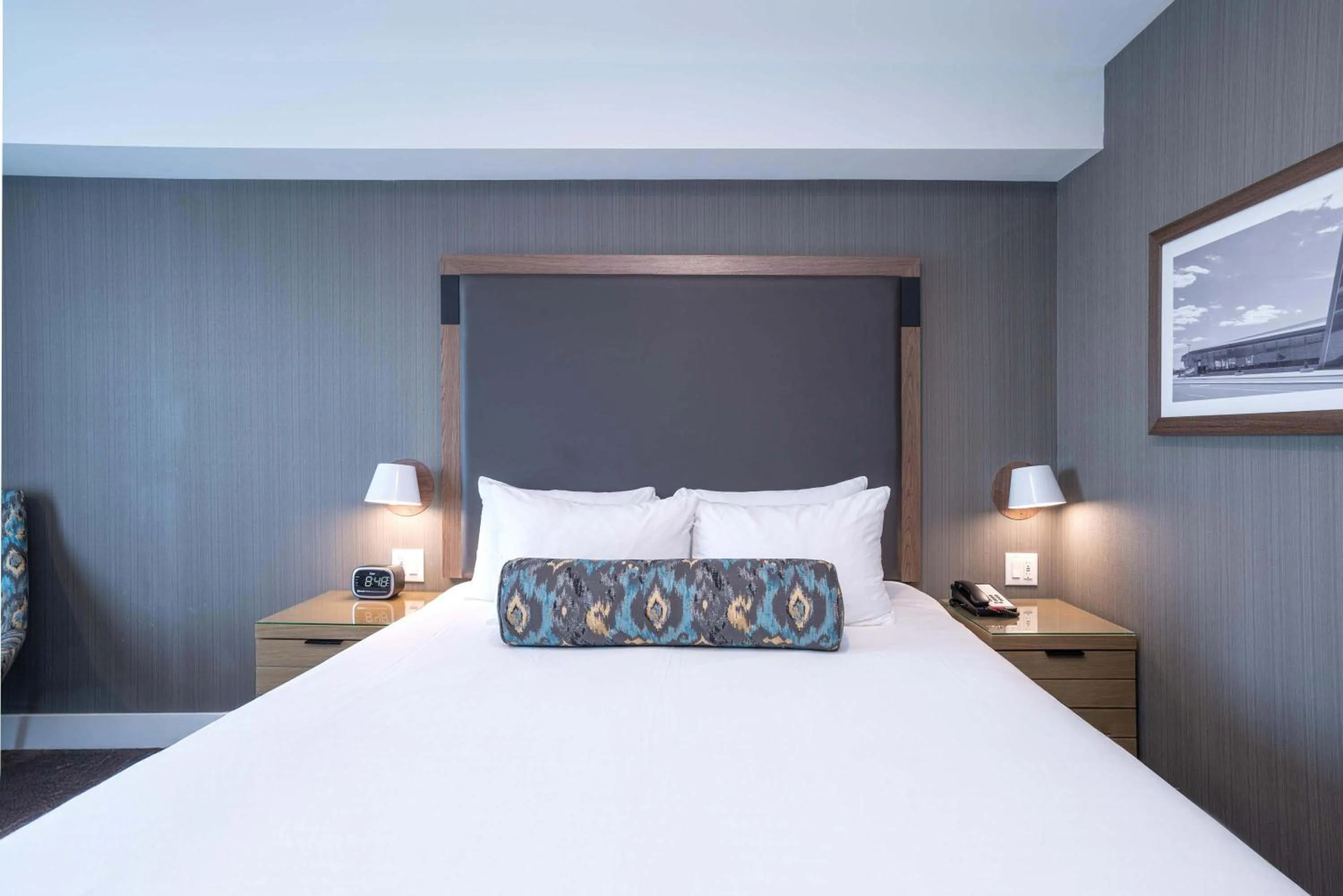 Photo of the whole room, Bed in Sandman Signature Ottawa Airport Hotel