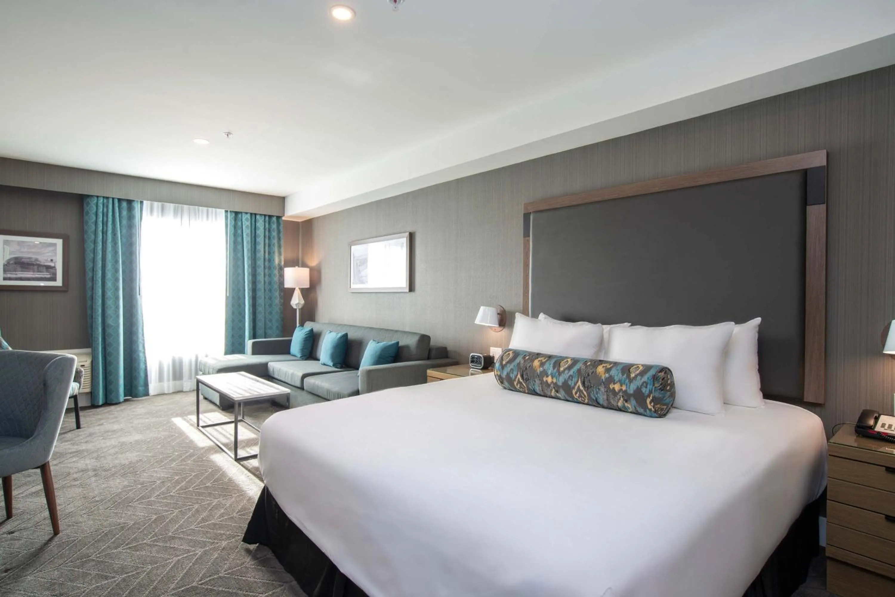 Photo of the whole room, Bed in Sandman Signature Ottawa Airport Hotel