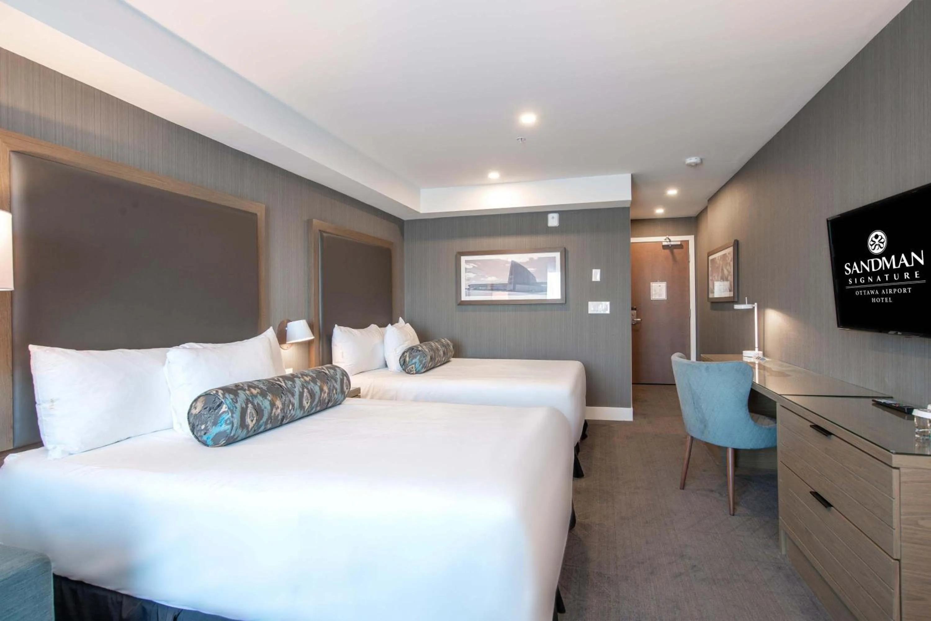 Photo of the whole room, Bed in Sandman Signature Ottawa Airport Hotel