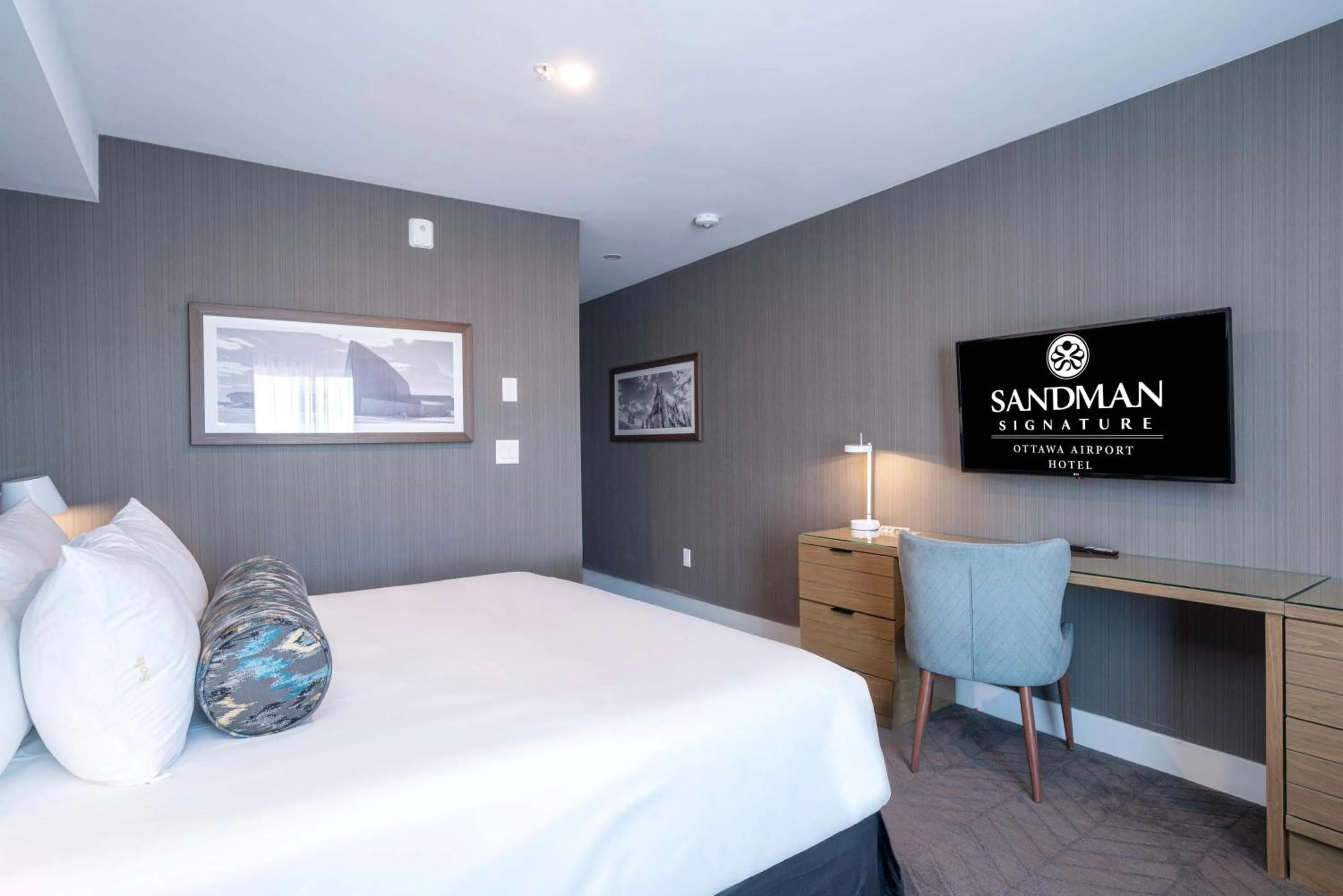 Photo of the whole room, Bed in Sandman Signature Ottawa Airport Hotel