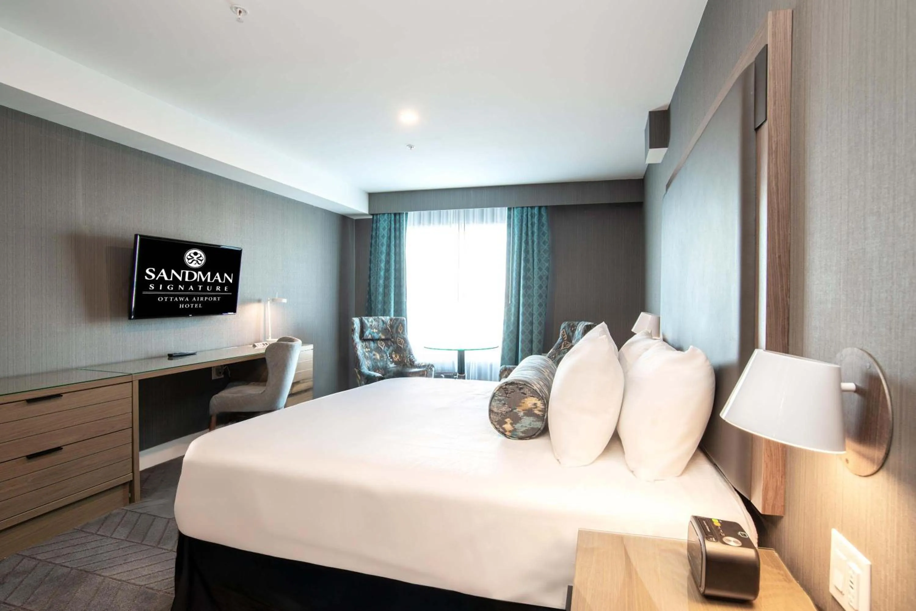 Photo of the whole room, Bed in Sandman Signature Ottawa Airport Hotel