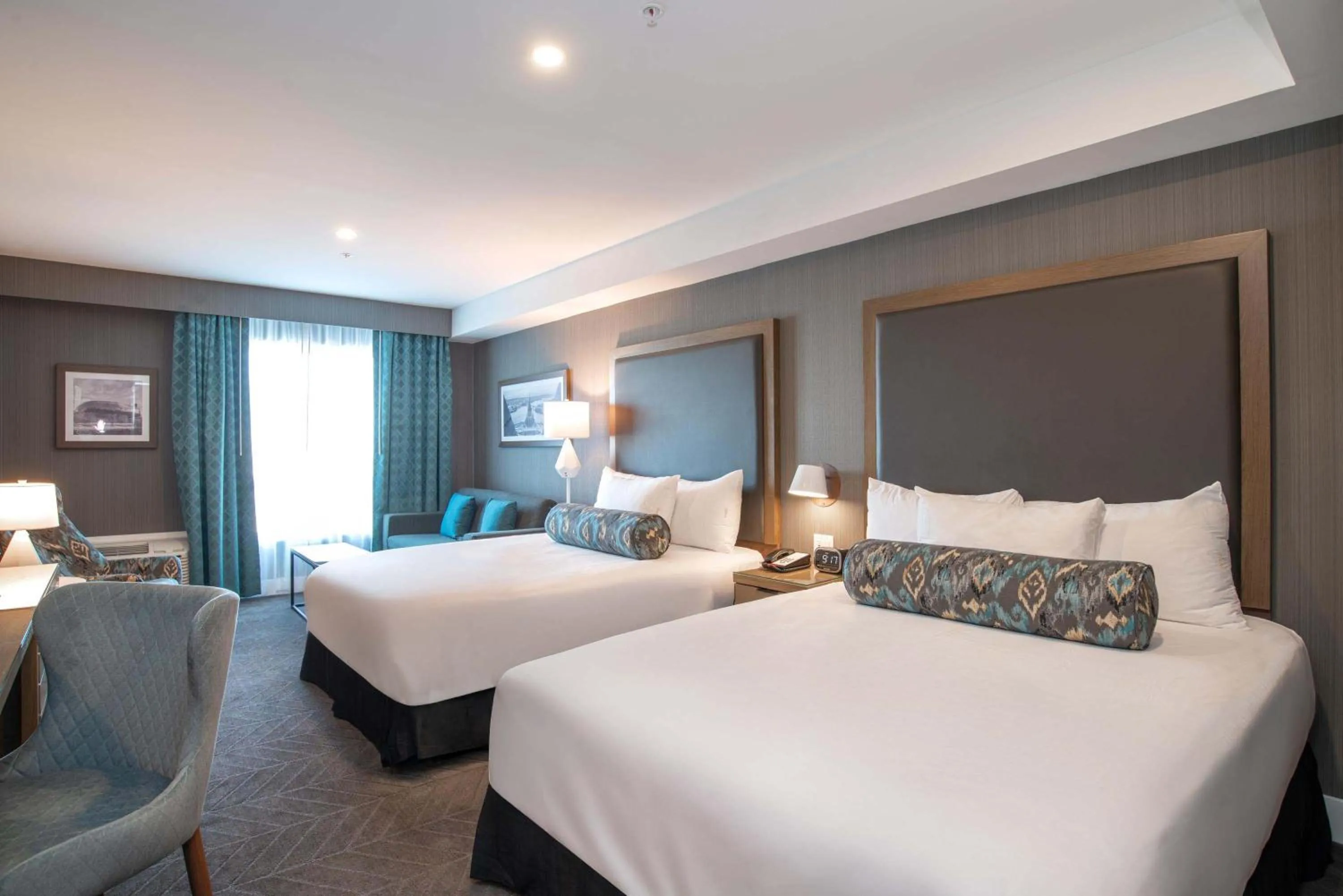 Photo of the whole room, Bed in Sandman Signature Ottawa Airport Hotel