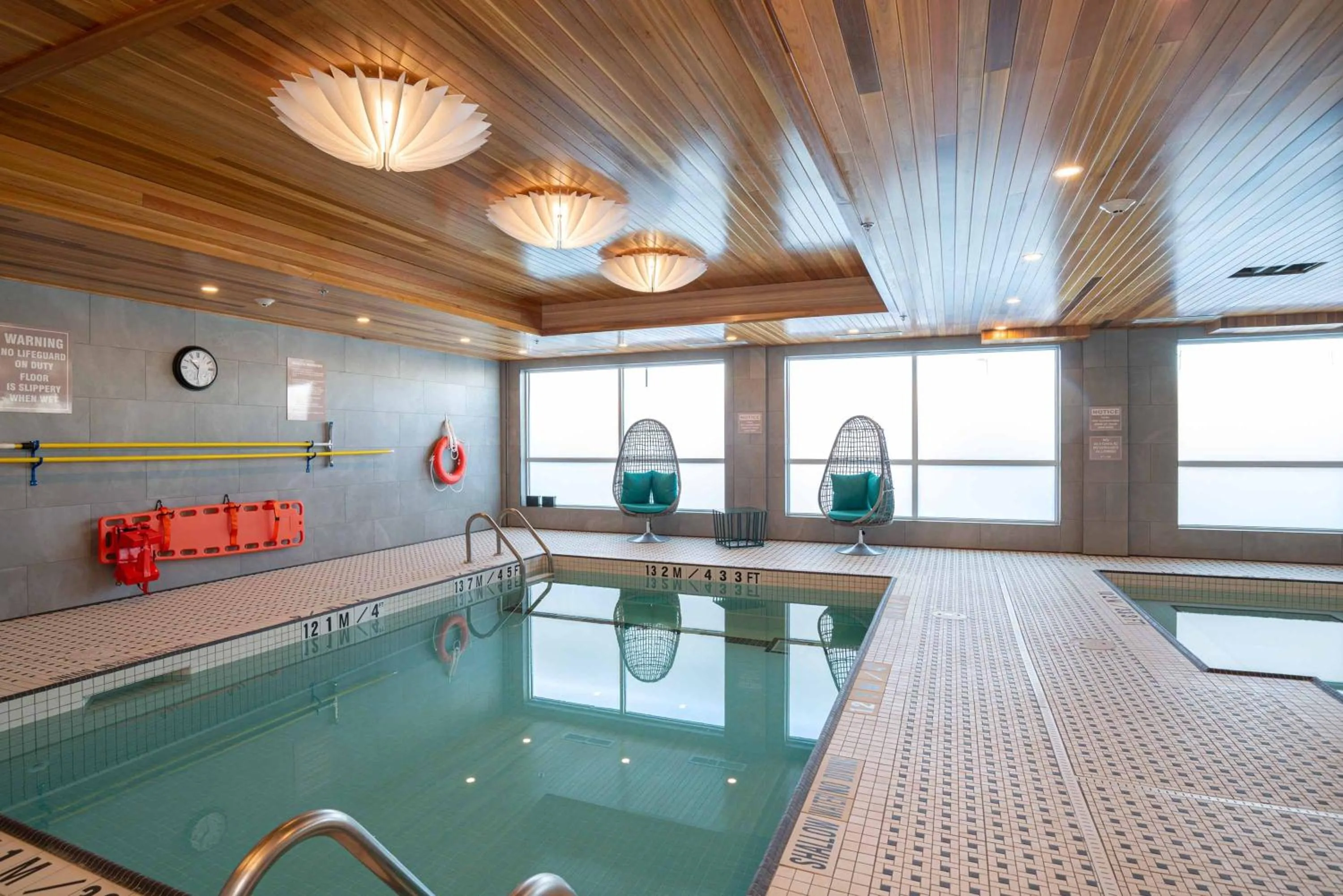 Swimming pool in Sandman Signature Ottawa Airport Hotel