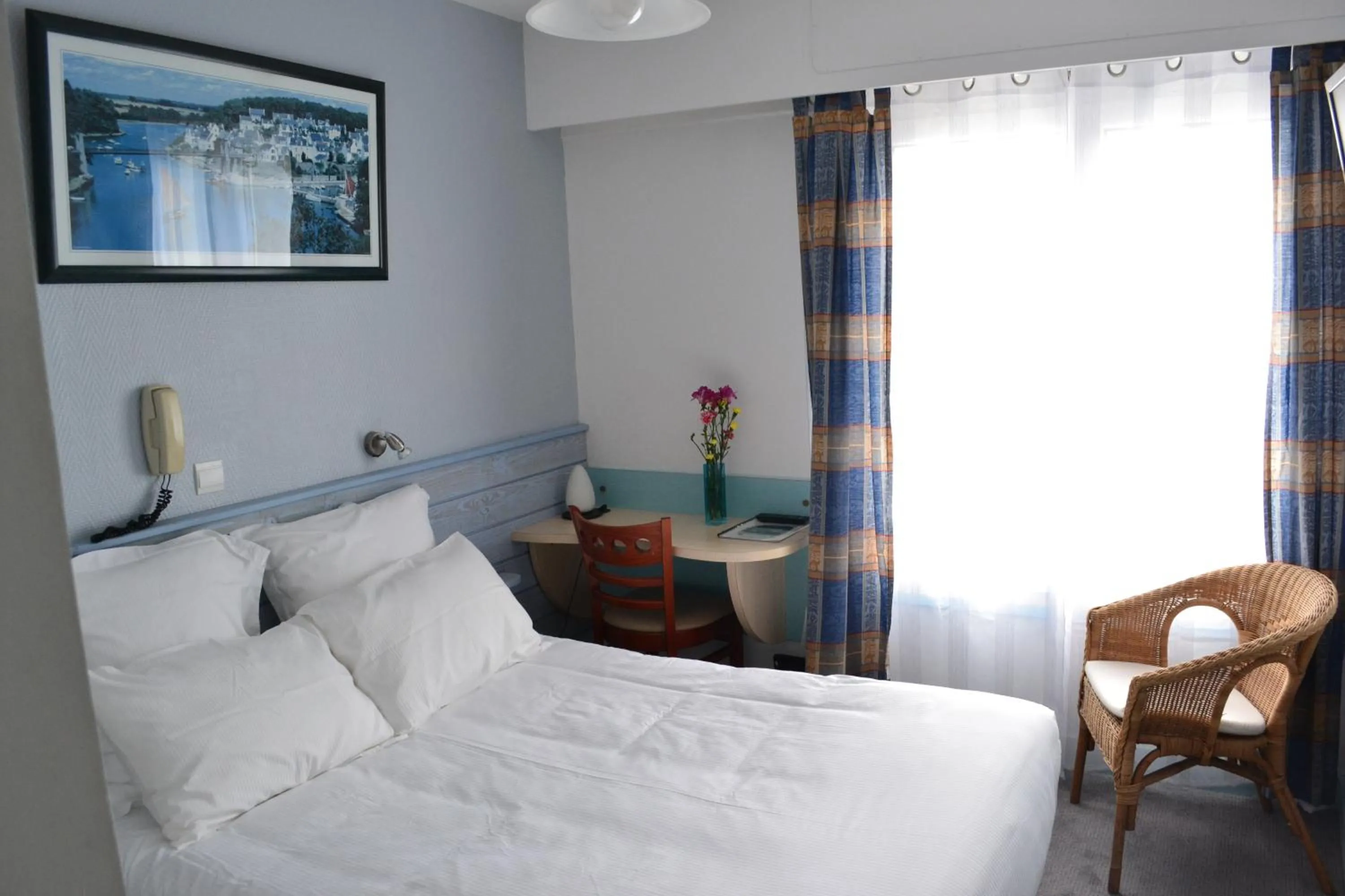 Bed in Hotel De Bretagne