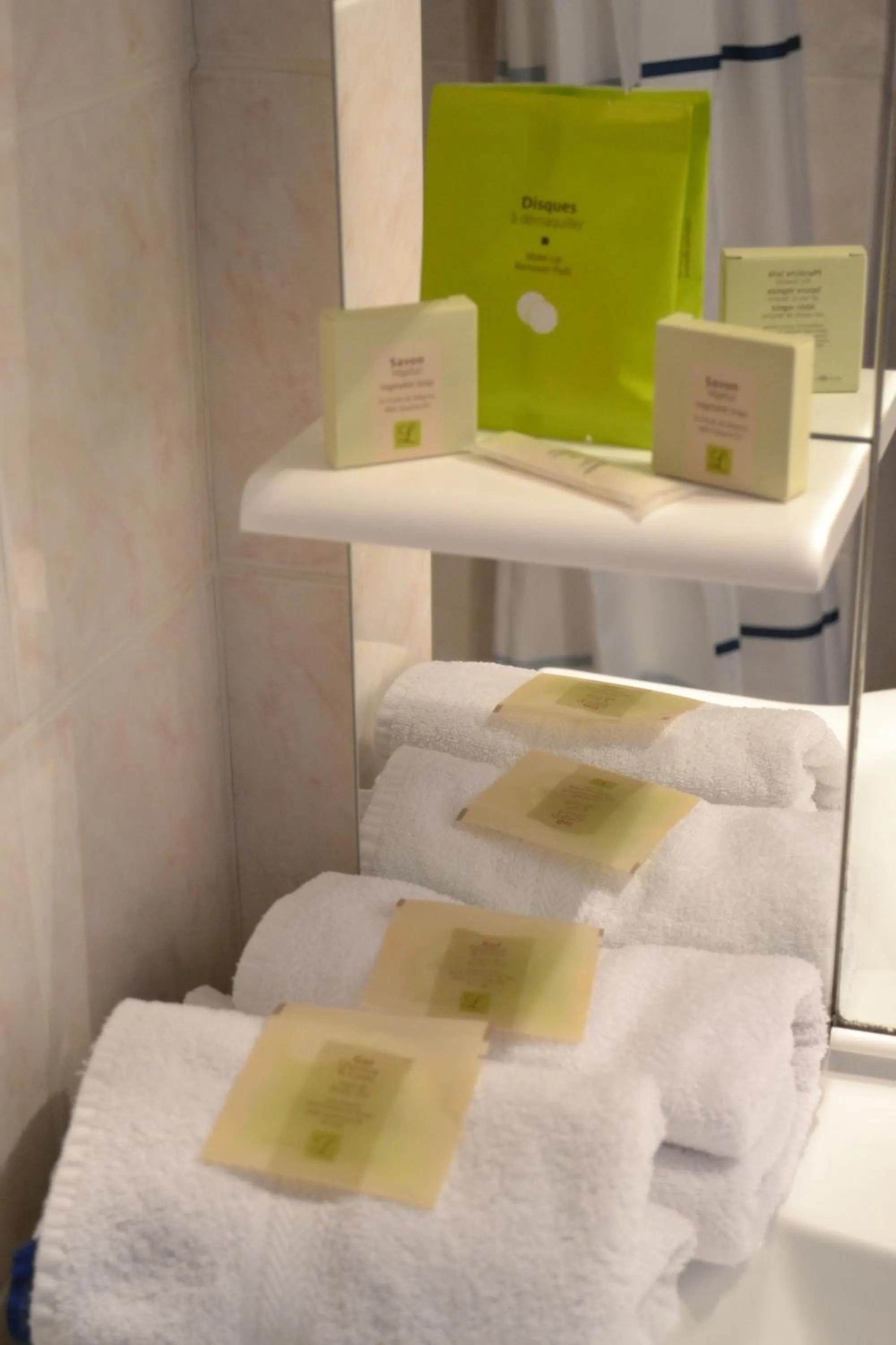 Bathroom in Hotel De Bretagne