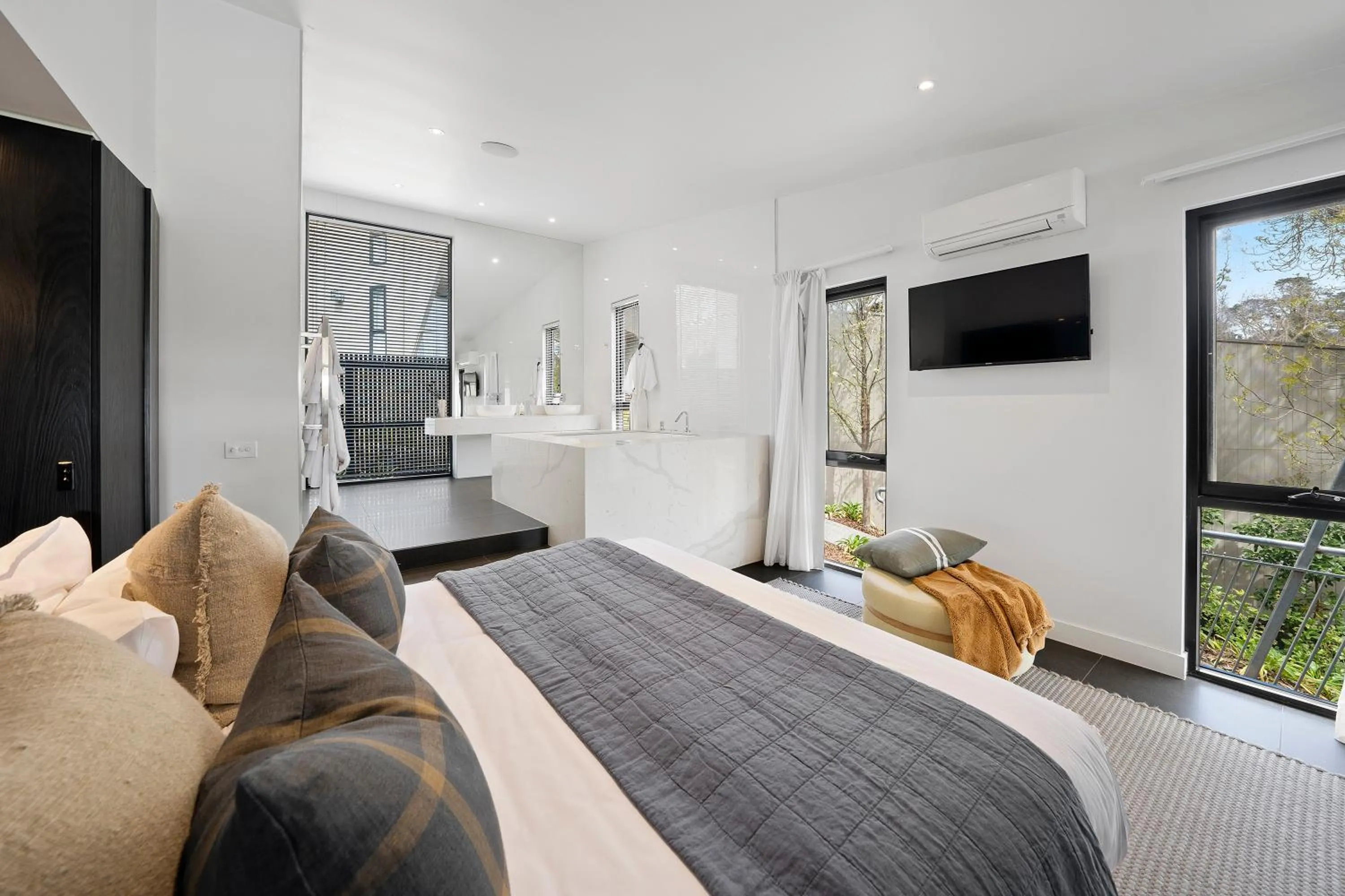 Bathroom, Bed in Hepburn Bathhouse & Spa Villas