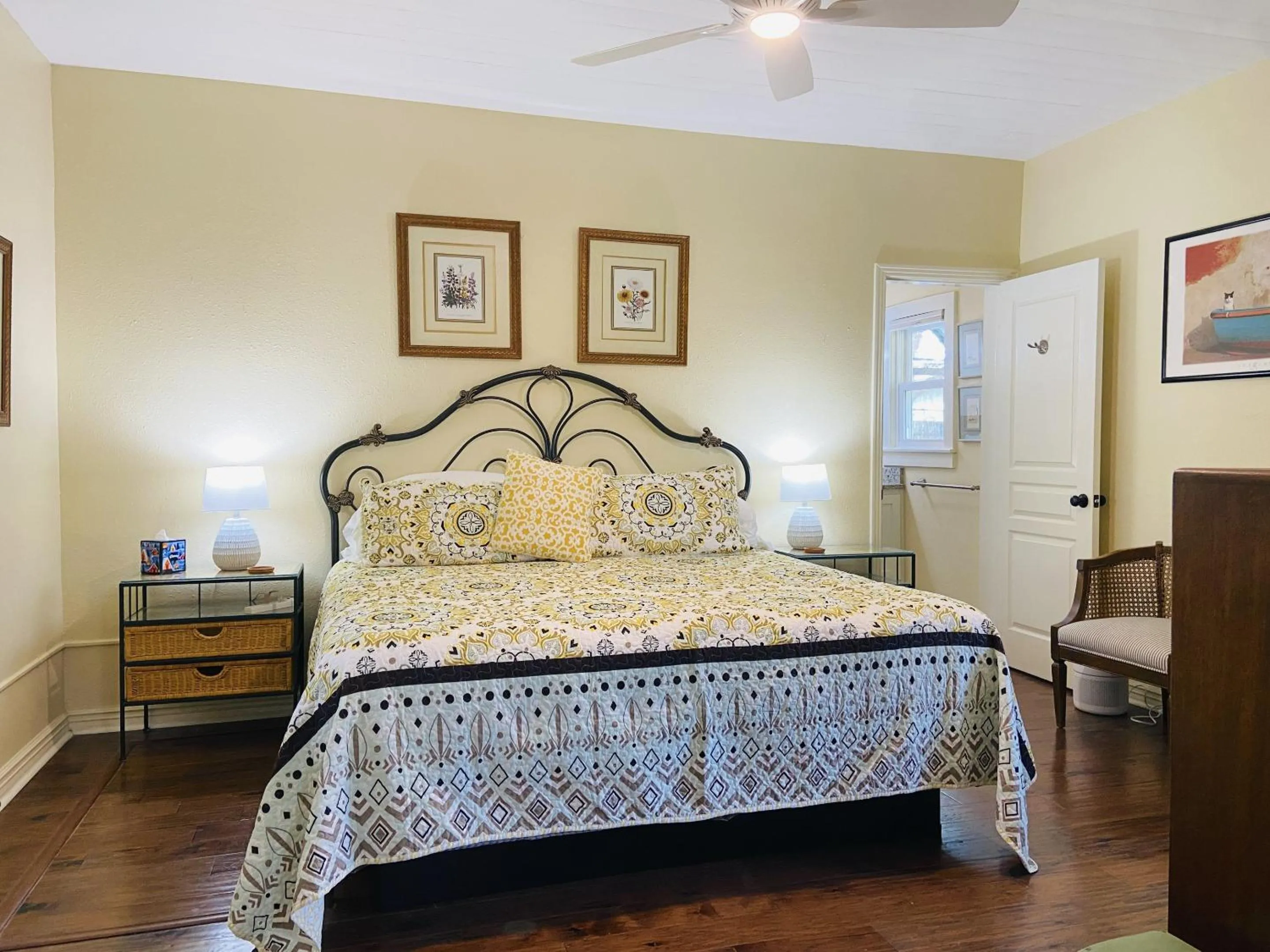Bedroom, Bed in Comal Inn