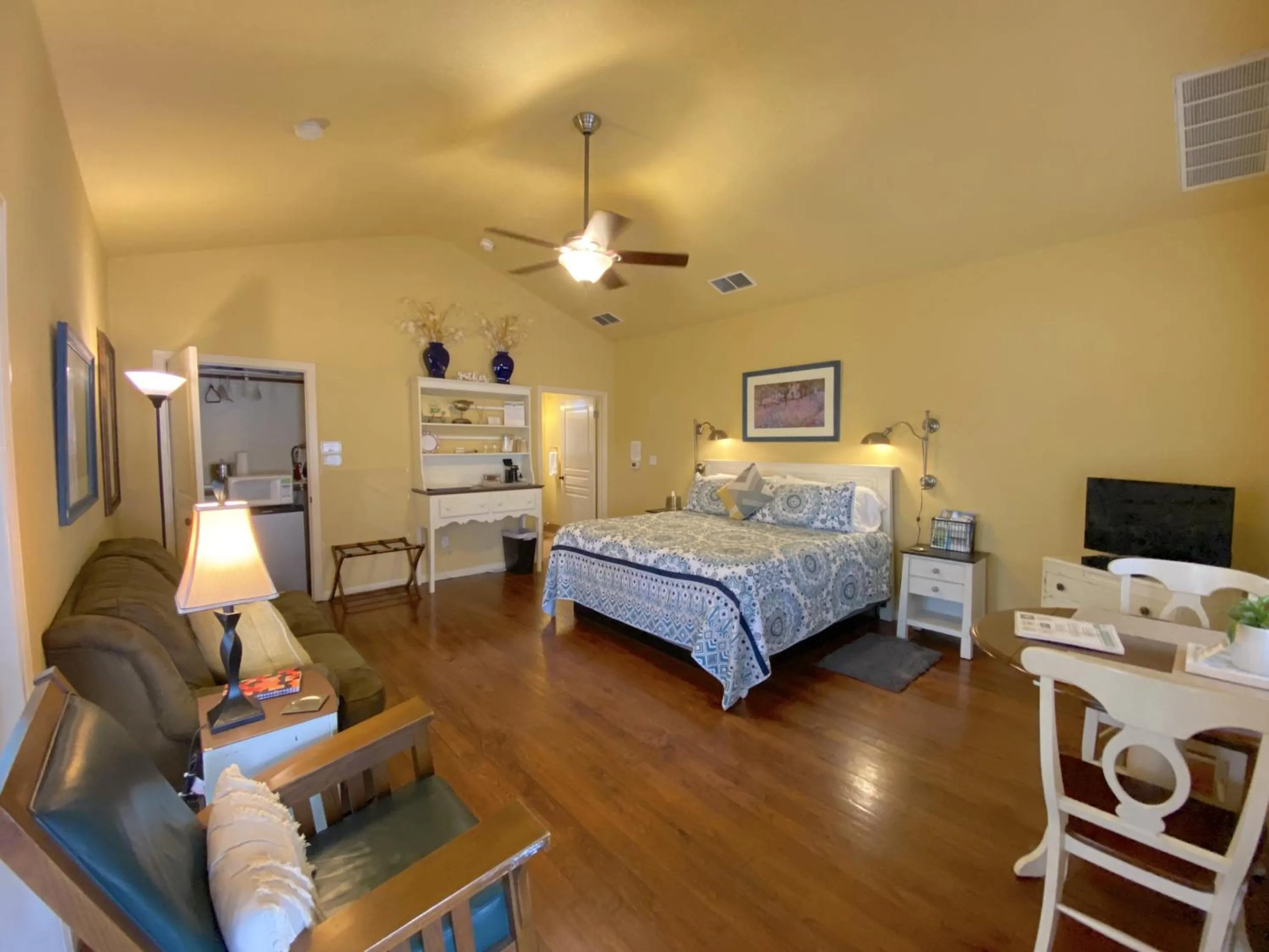 Bedroom, Bed in Comal Inn