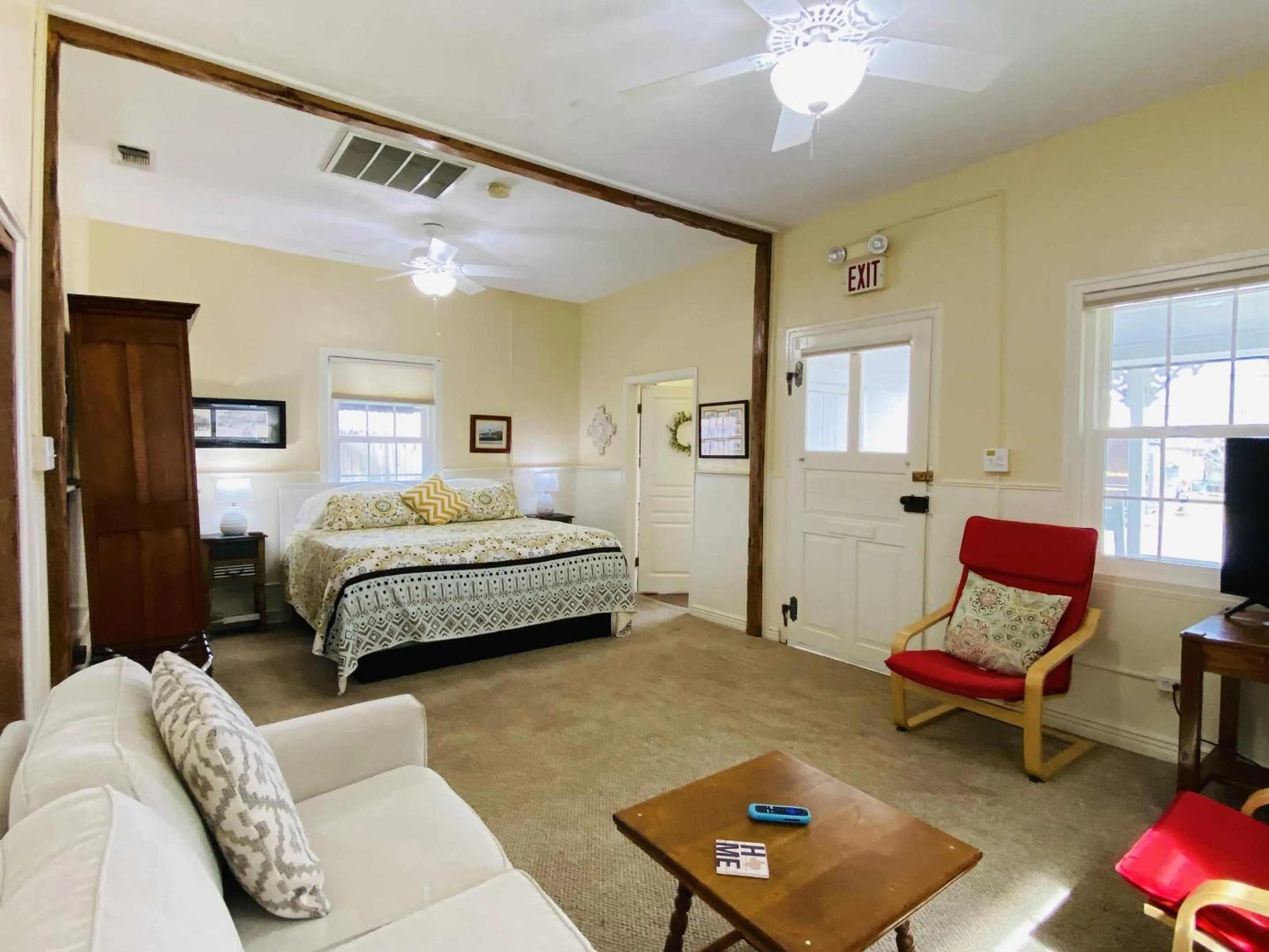 Living room, Bed in Comal Inn