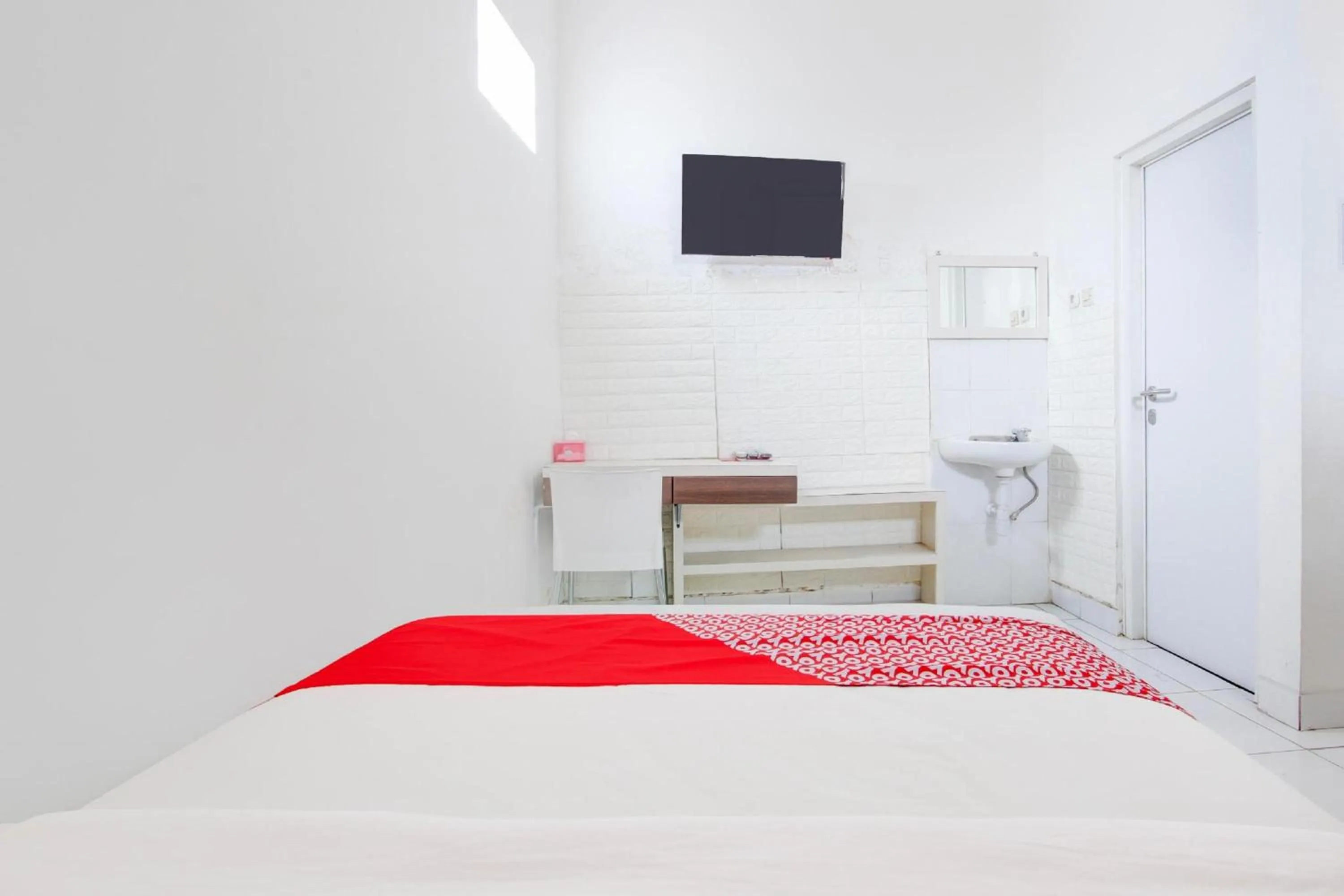 Photo of the whole room, Bed in Hotel O Wisma Arya 2