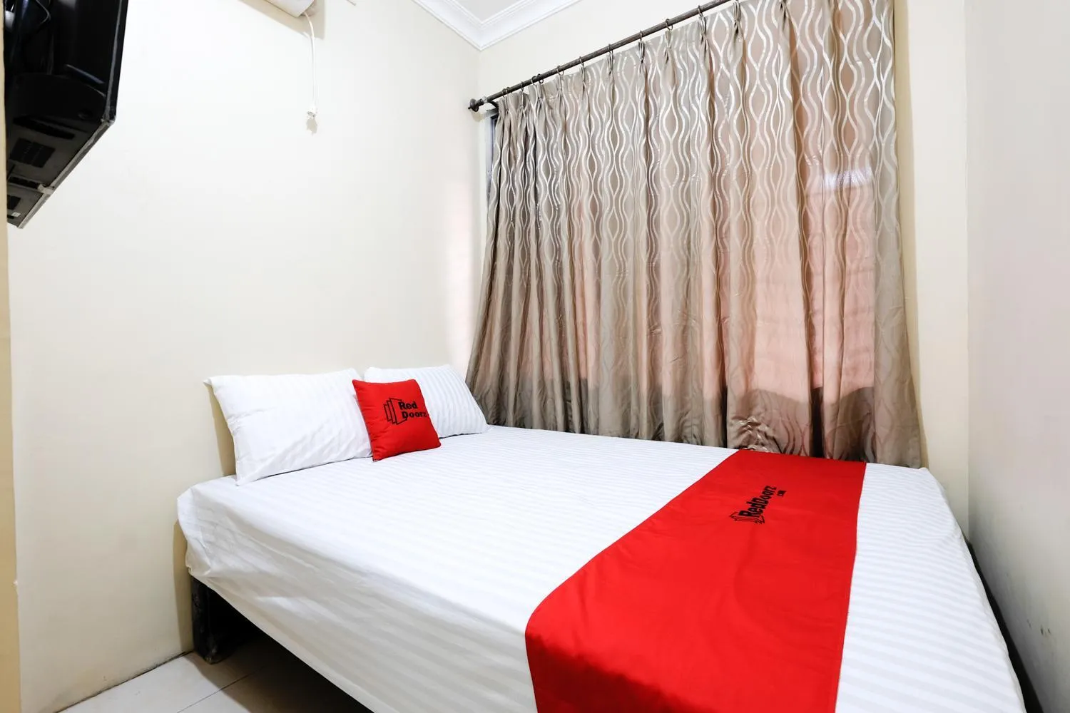 Bed in RedDoorz near Universitas Diponegoro Semarang